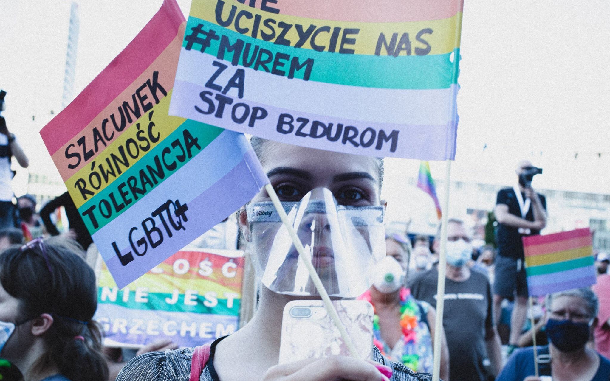 Grafika do artykułu Jak można porównywać glanowanie ludzi z powieszeniem tęczowej flagi na figurze Chrystusa? [ROZMOWA]