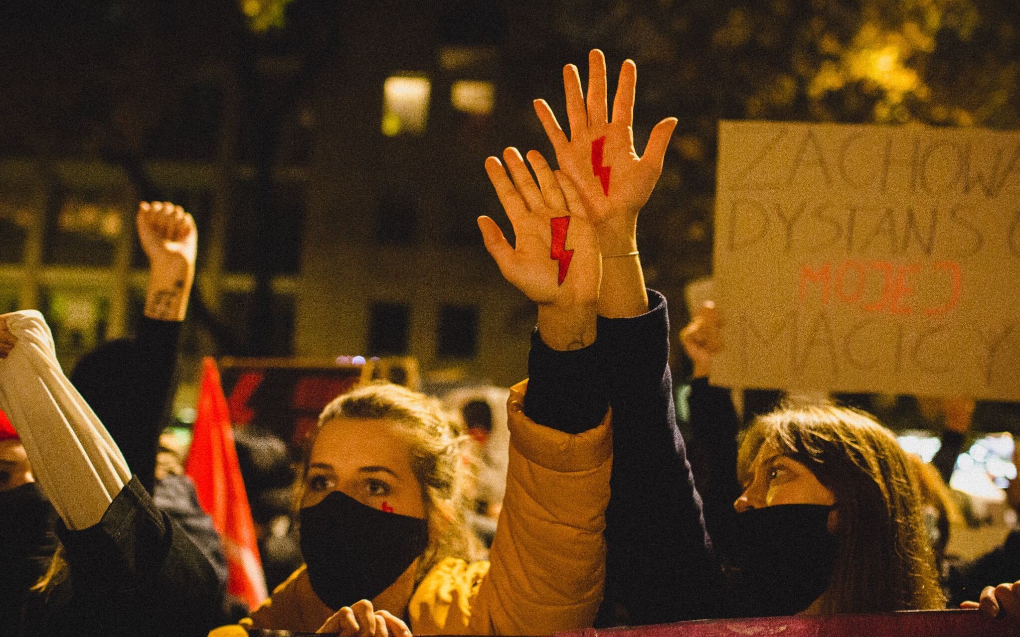 Grafika do artykułu 80 miast w Polsce, 20 na świecie. Strajk Kobiet się nie zatrzymuje. Gdzie odbywają się protesty?