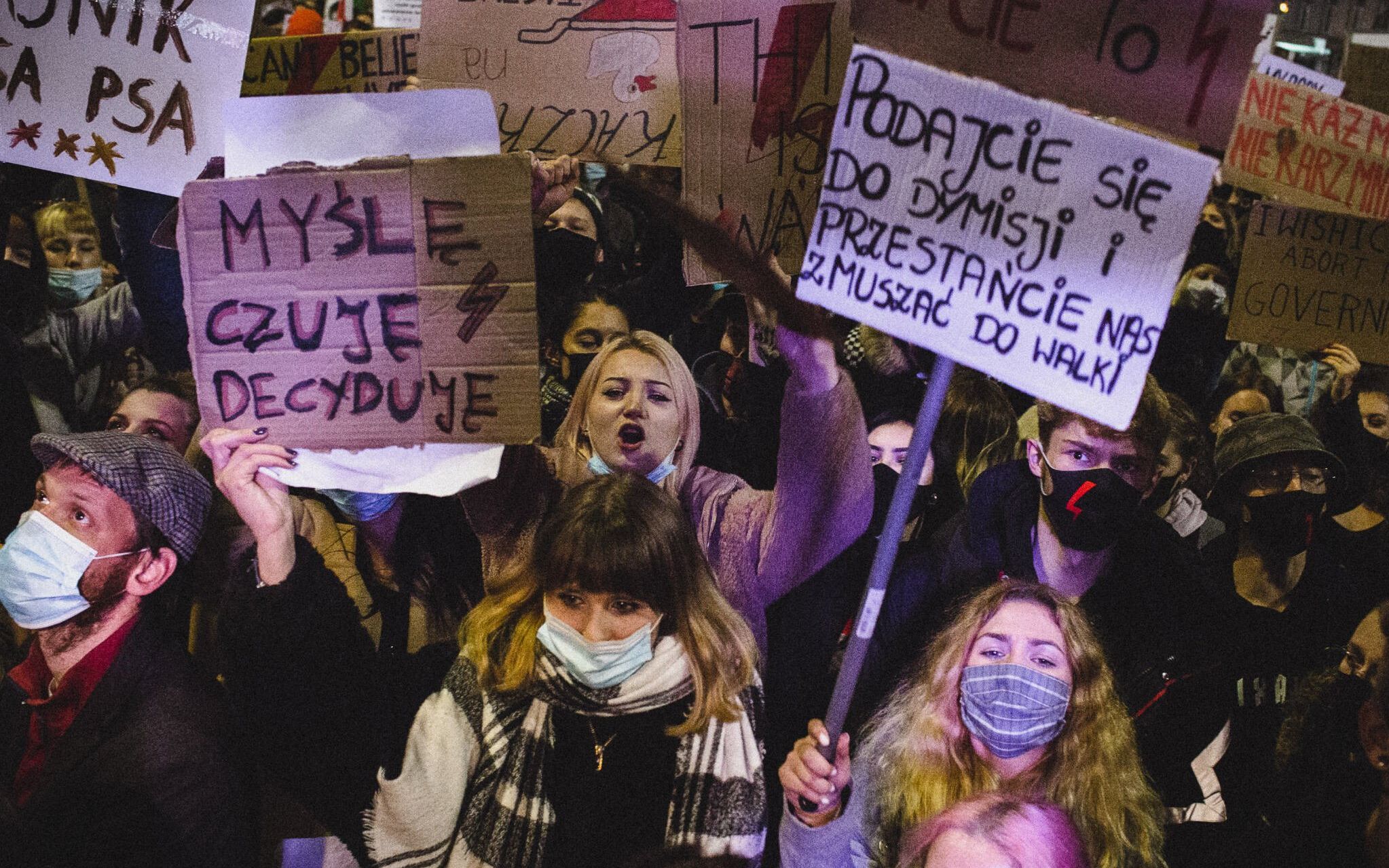 Grafika do artykułu Pożoga, strach, wkurw, bezsilność. Matka pisze o ciąży w Polsce i wyroku TK