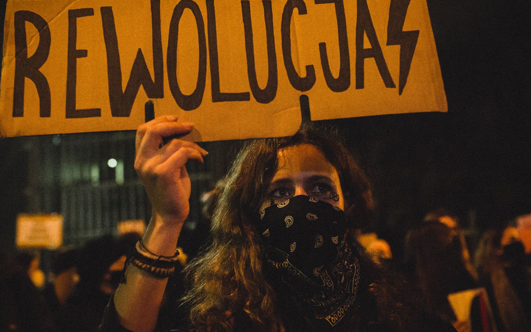 Grafika do artykułu "Nadszedł czas na walkę". Kobiety z niepełnosprawnością przeciw "kapłanom i faszystom"