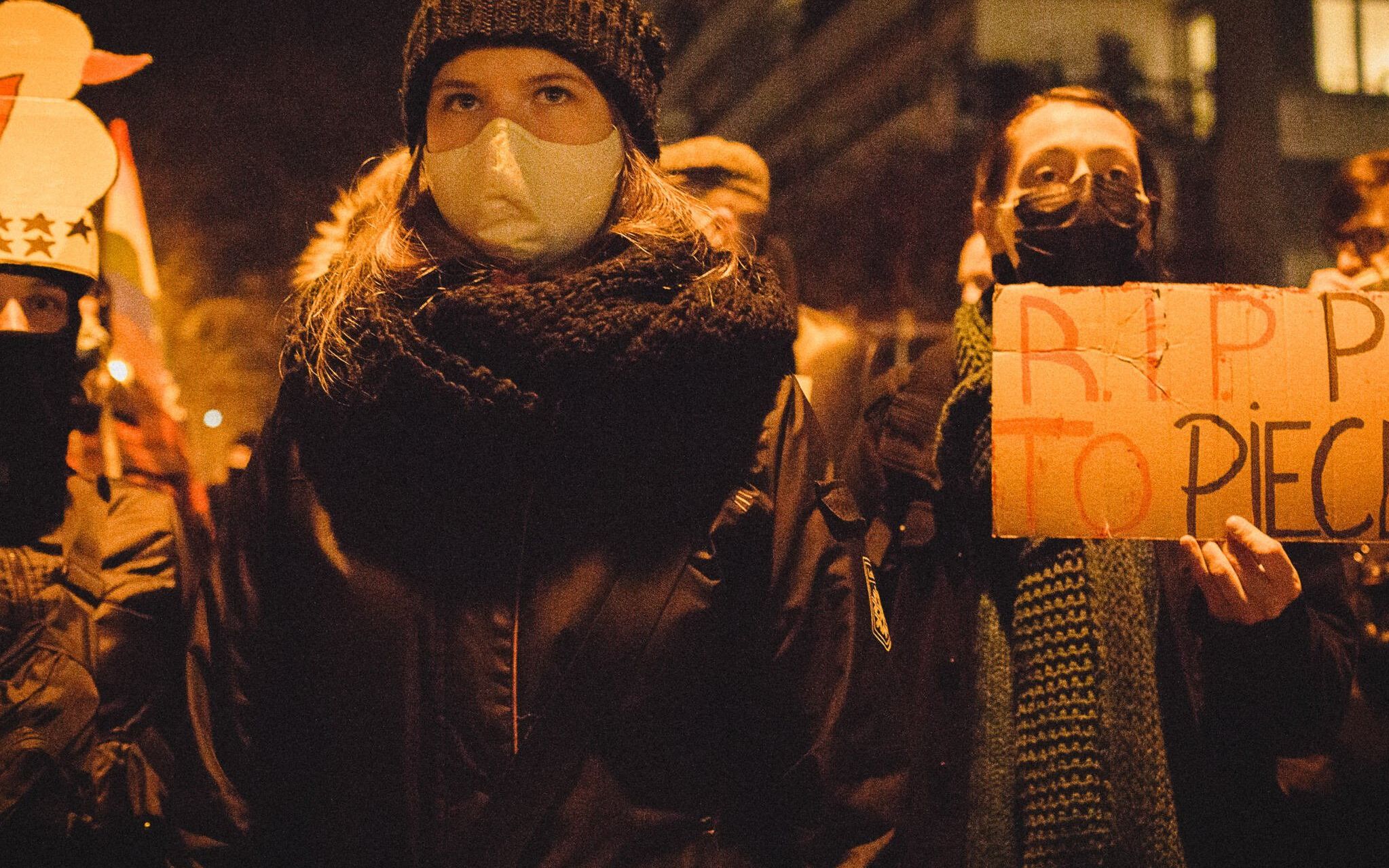 Grafika do artykułu "Żądajcie przestrzegania prawa. Nie dajcie się legitymować". Protest przeciwko policyjnej przemocy