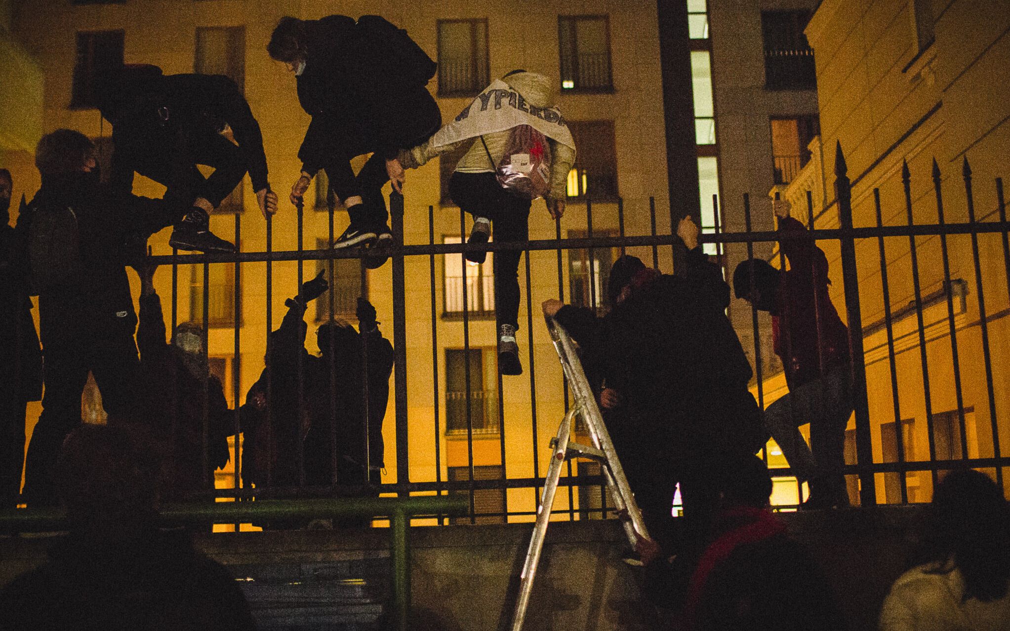 Grafika do artykułu Tajniacy sami siebie prowokują, mieszkańcy podstawiają ludziom drabiny. Zaskakujące momenty protestu