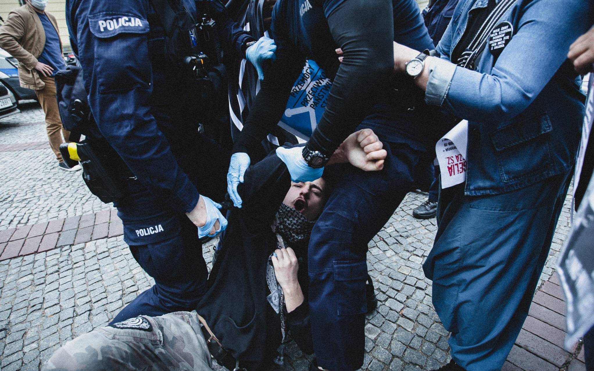Grafika do artykułu Policja użyła siły wobec protestujących przeciw policyjnej przemocy. Zignorowała interwencję posłanki