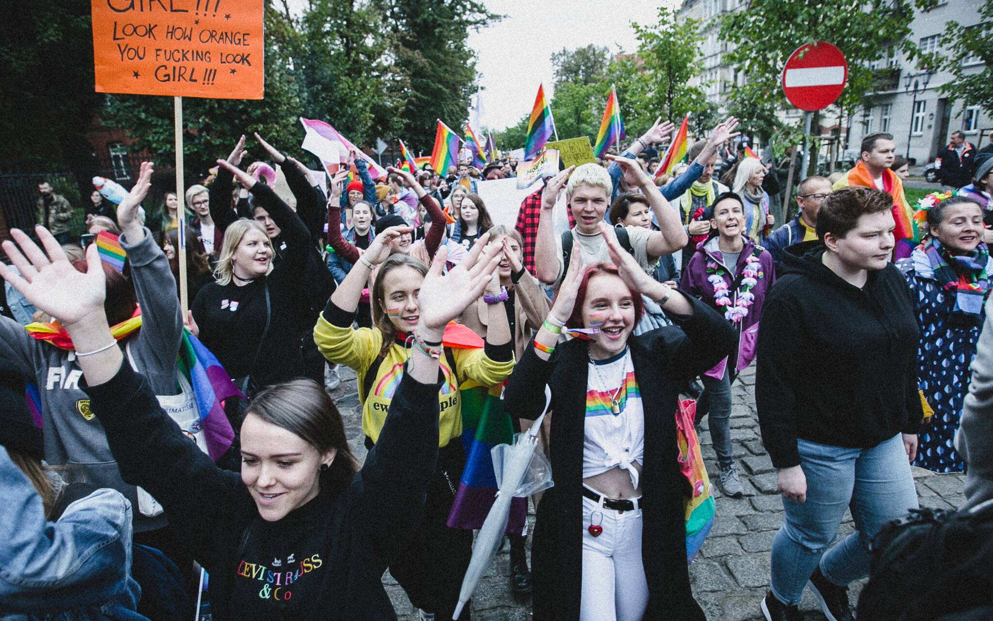 Grafika do artykułu Polska pod specjalnym nadzorem. KE deklaruje pełne wsparcie dla społeczności LGBTI. To za mało