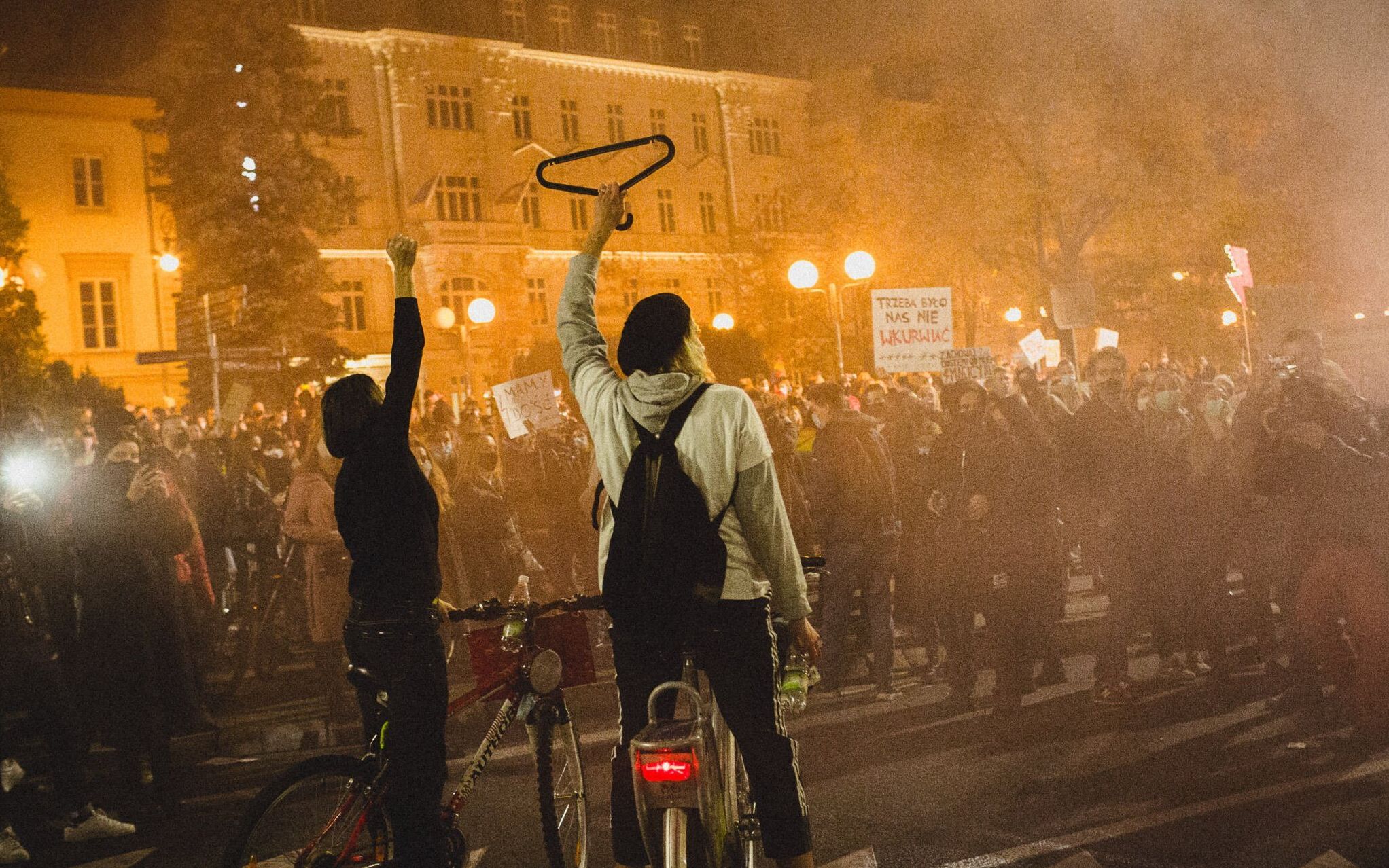 Grafika do artykułu Represje za niezależność. Prokurator nie chciał aresztu dla uczestniczki protestu, został przeniesiony