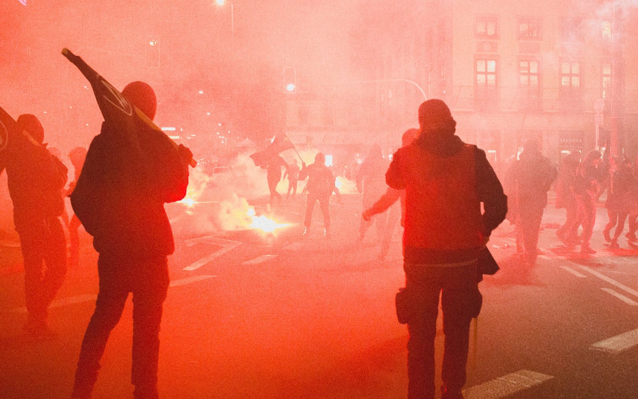 Grafika do artykułu To gang kiboli Legii uderzył w protestujące kobiety. Policja spóźniona, atak odparli antyfaszyści