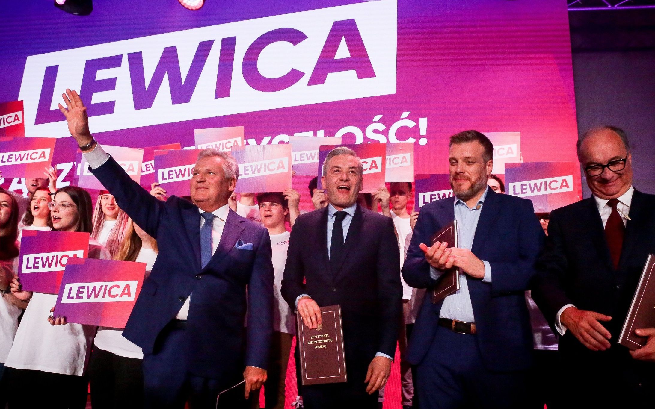 05.10.2019 Katowice . Aleksander Kwasniewski (L), Robert Biedron (2L), Adrian Zandberg (2P) i Wlodzimierz Czarzasty (P) podczas konwencji wyborczej Lewicy przed wyborami parlamentarnymi .
Fot. Dominik Gajda /  Agencja Gazeta