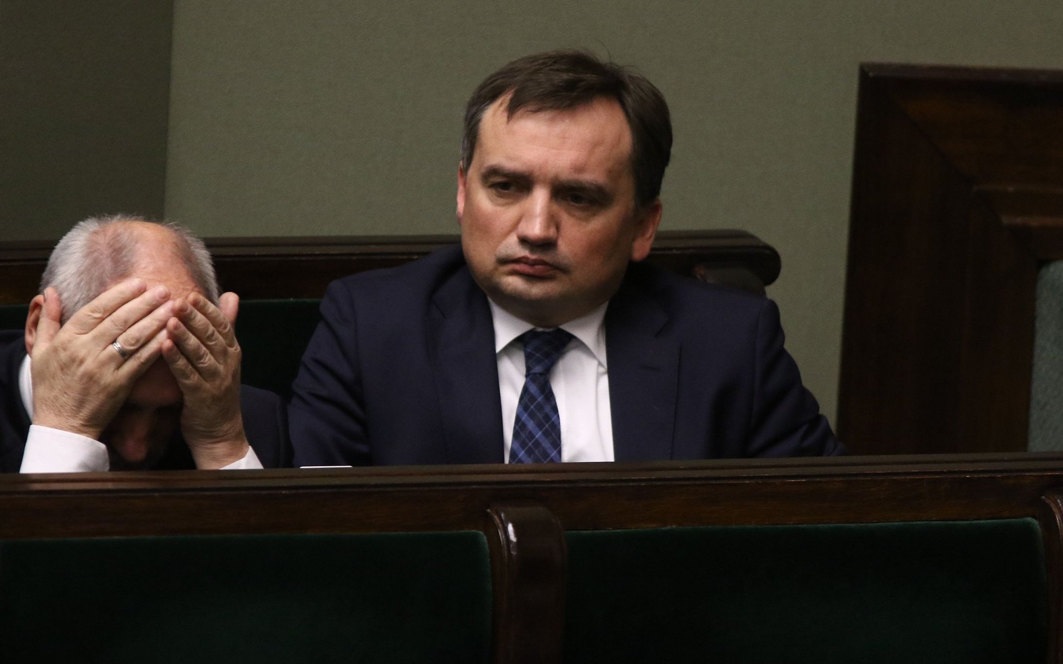 08.12.2017 Warszawa , Sejm . Antoni Macierewicz ziewa , Zbigniew Ziobro . Poslowie podczas bloku glosowan , glosuja nad miedzy inymi nad prezydenckimi ustawami o Sadzie Najwyzszyym , Krajowej Radzie Sadownictwa i zmianie Biura Ochrony Rzadu na Sluzbe Ochrony Panstwa .
Fot. Slawomir Kaminski / Agencja Gazeta