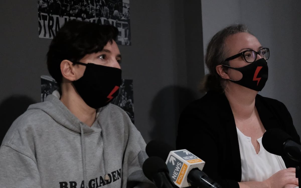 30.10.2020 Warszawa , ulica Wiejska 16 . Od lewej: Klementyna Suchanow , Marta Lempart podczas konferencji prasowej Ogolnopolskiego Strajku Kobiet w zwiazku z zaostrzeniem prawa aborcyjnego .
Fot. Slawomir Kaminski / Agencja Gazeta