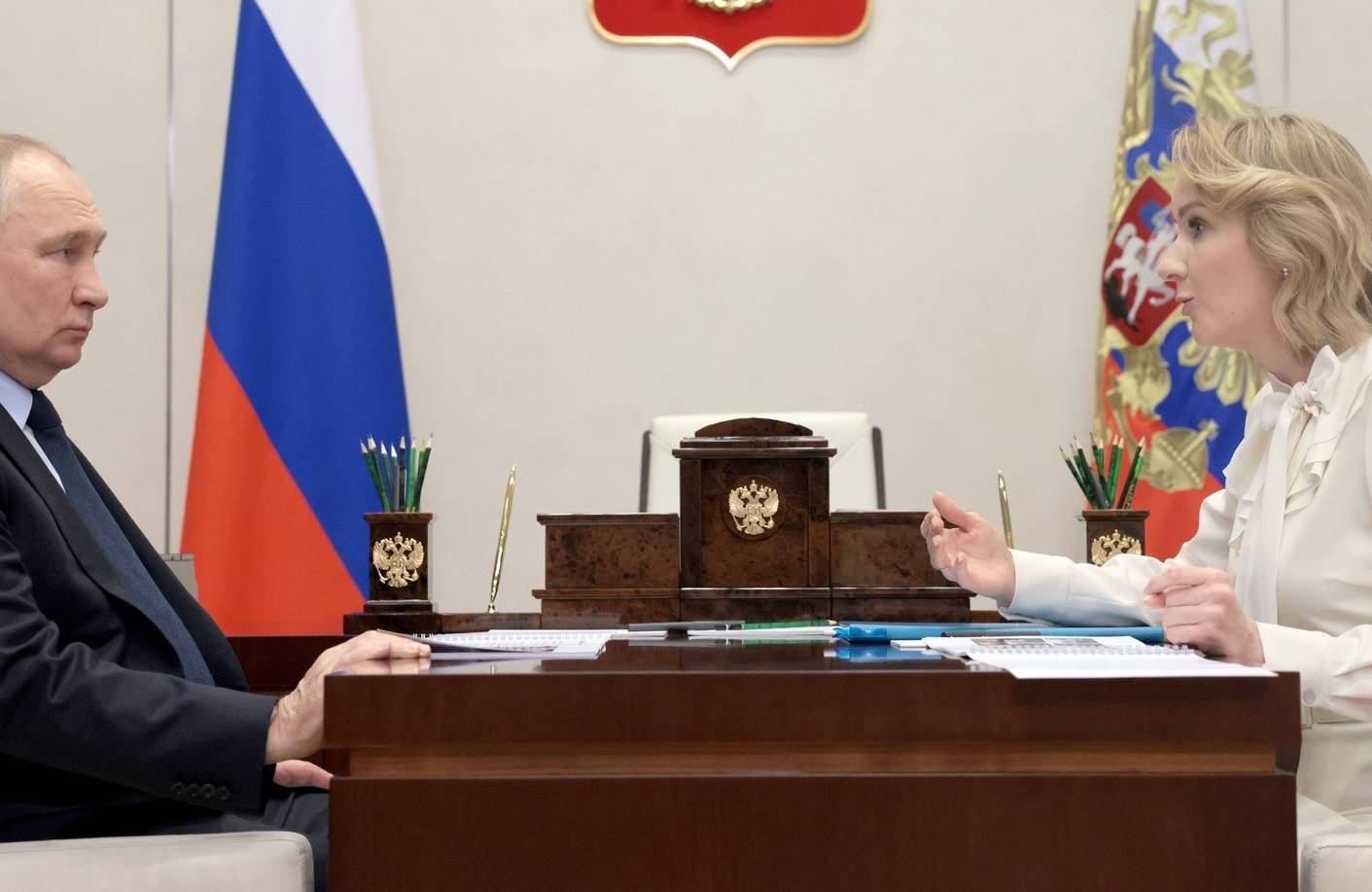 Na zdjęciu prezydent Rosji siedzi naprzeciw kobiety, Marii Lwowej-Biełowej
