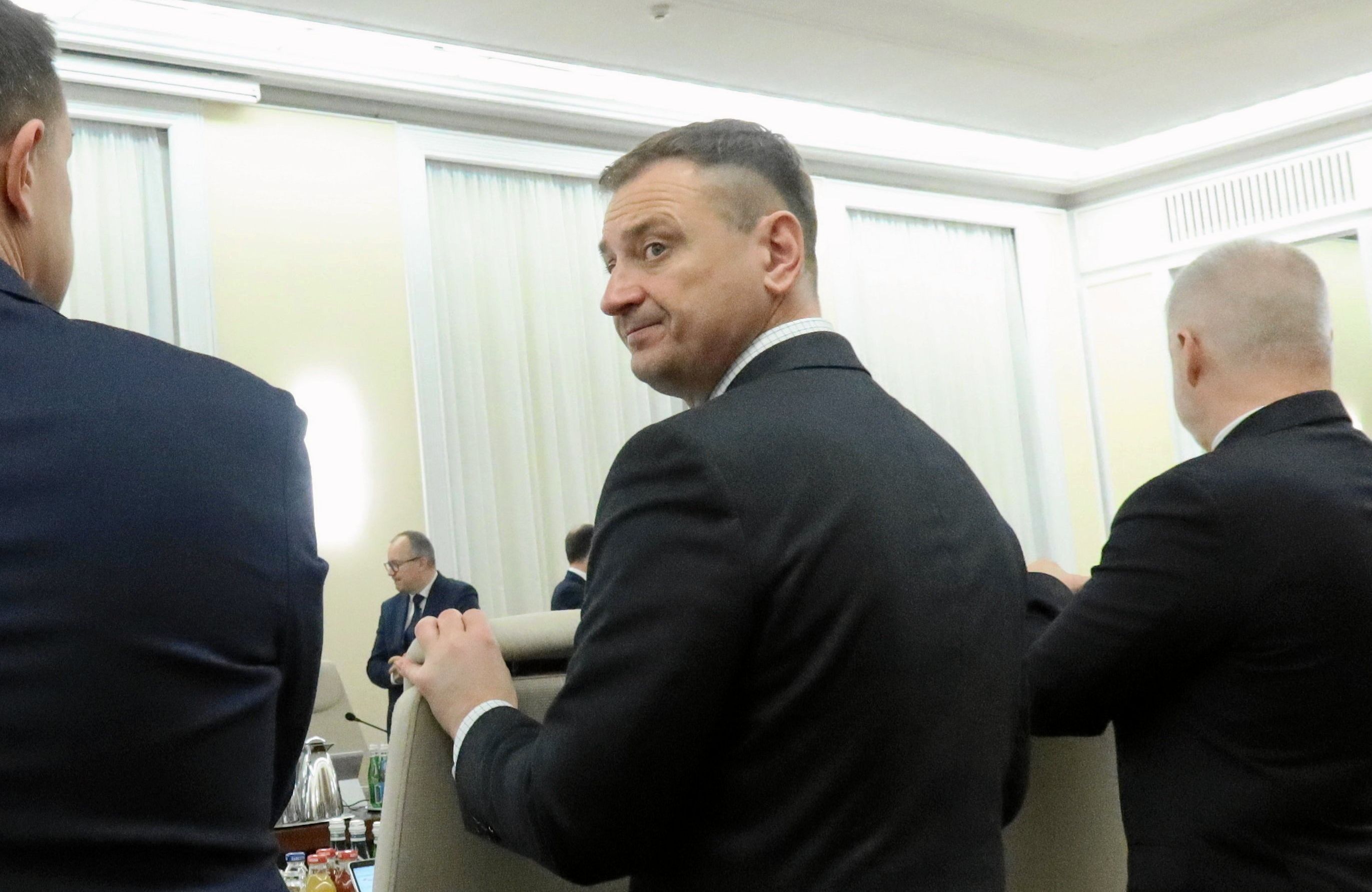 Minister Nitras podczas posiedzenia rządu odwrócony plecami do kamery