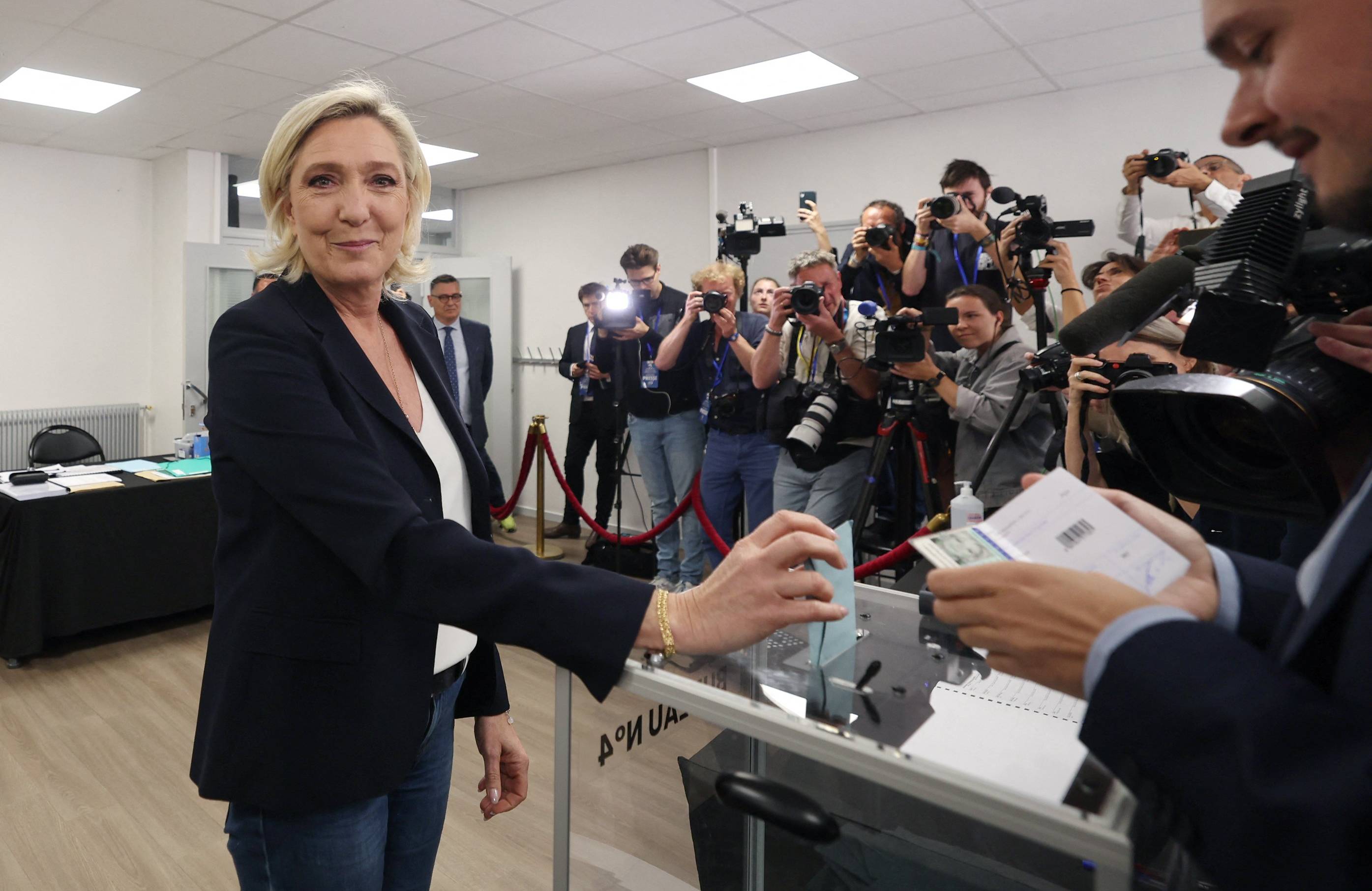 Marina Le Pen głosuje w otoczeniu dziennikarzy