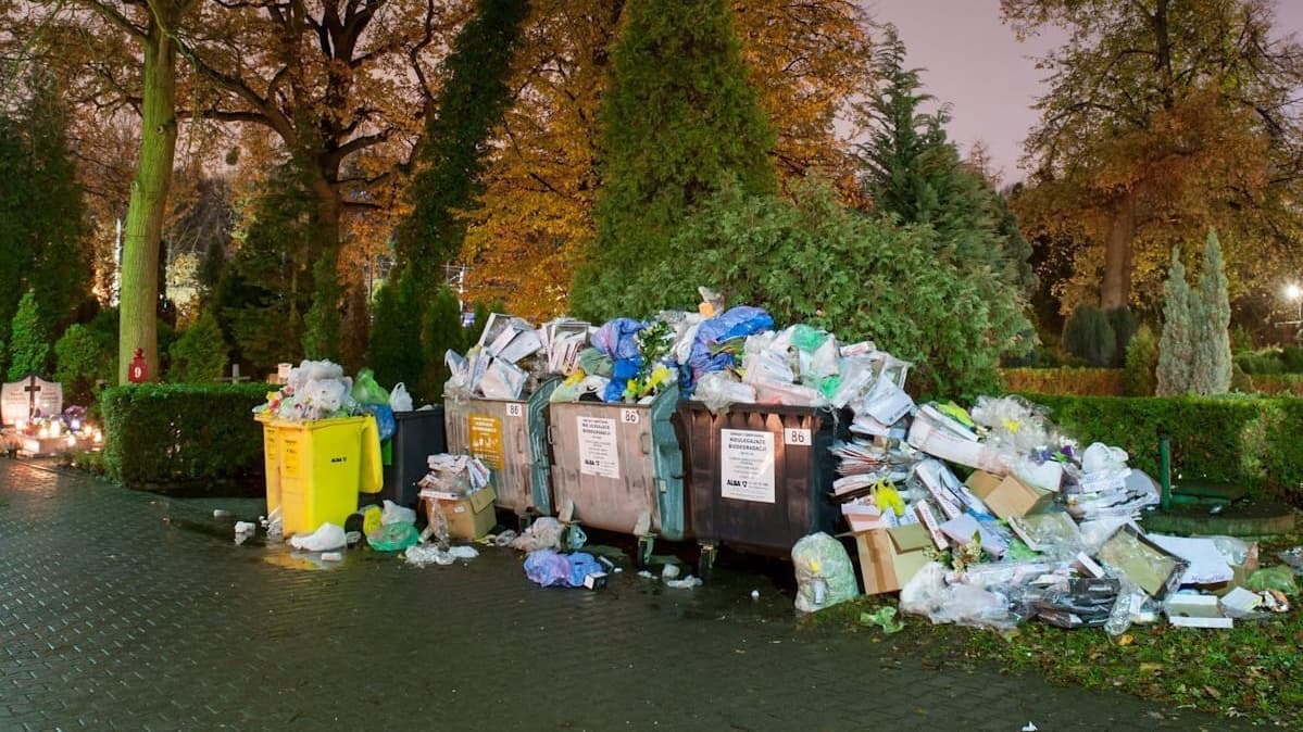Zdjecie: kontenery z wysypującymi się śmieciami