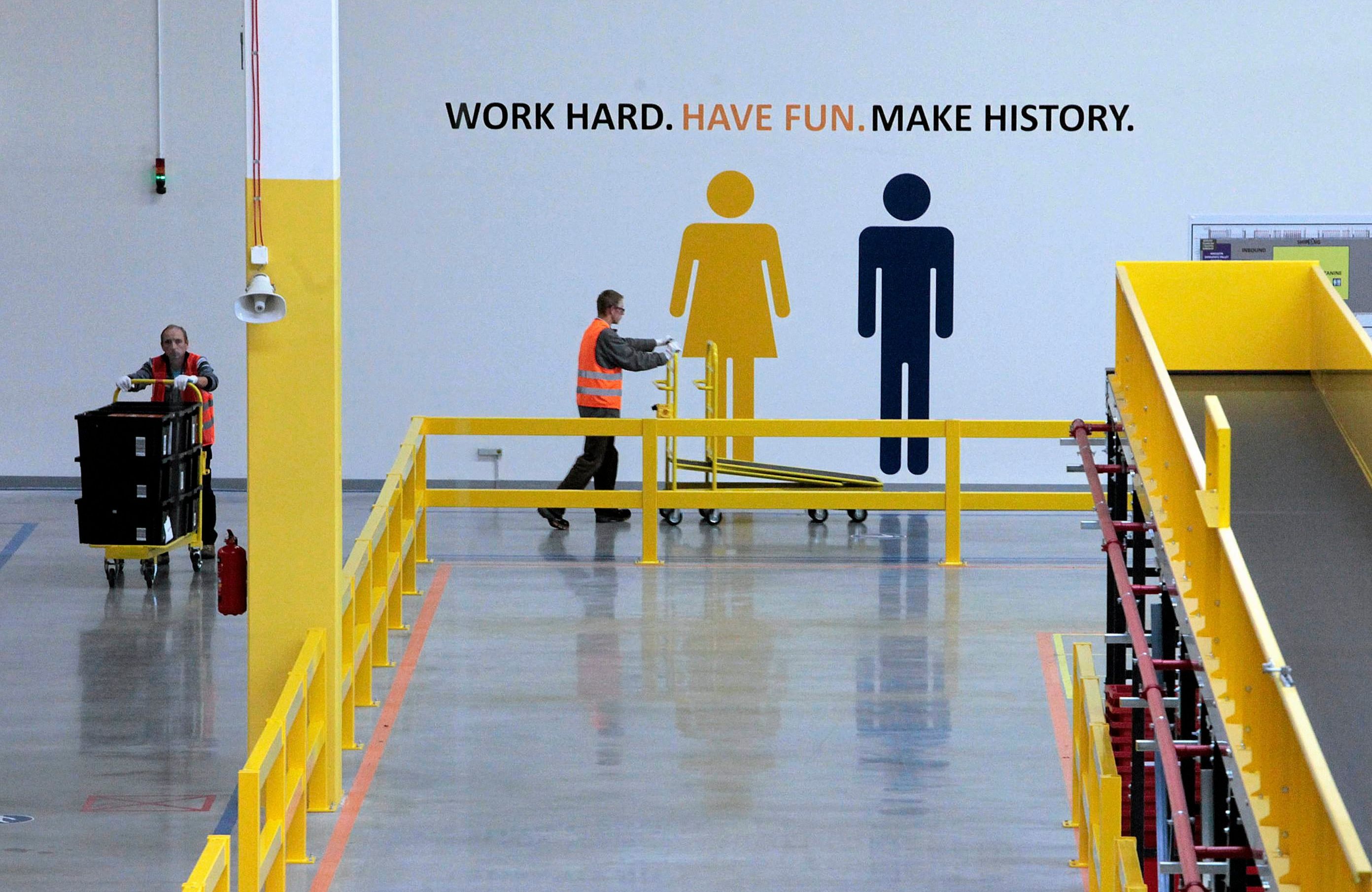 Wnętrze hali Amazona. Napisa na ścianie Work hard. Have fun. Make history.