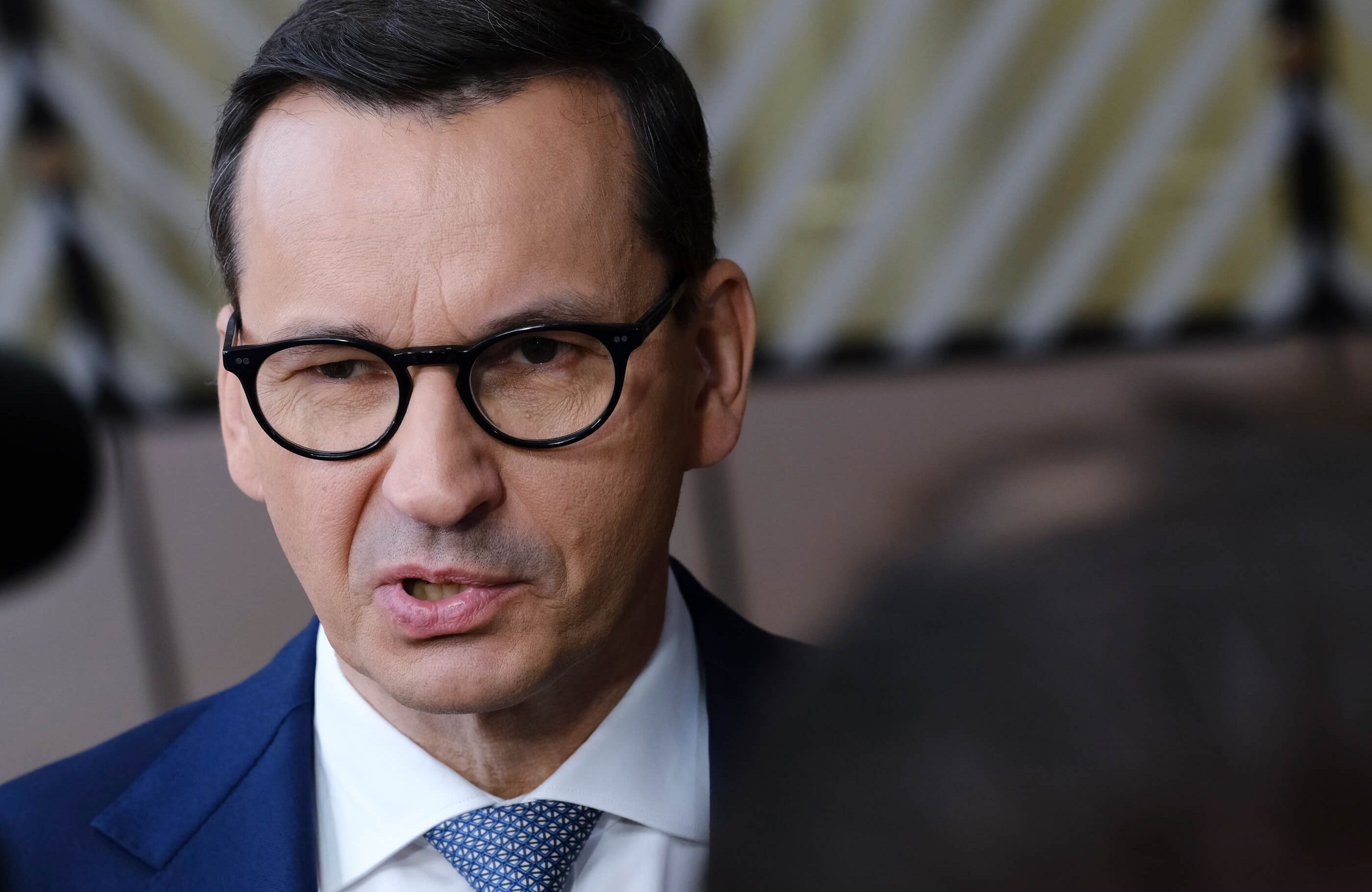 Premier Mateusz Morawiecki rozmawia z mediach przed jednym ze zjazdów Rady UE