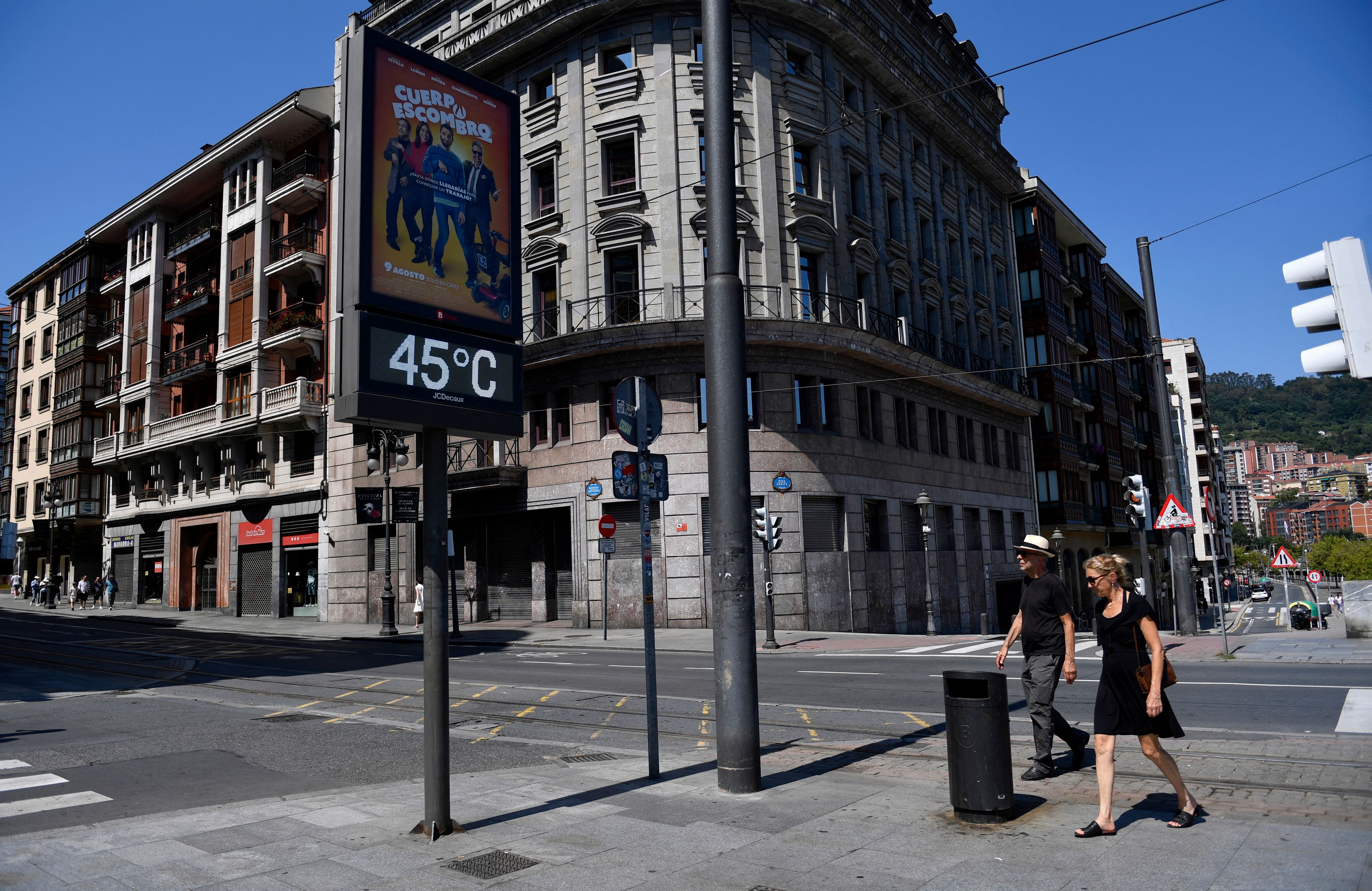 Bilbao, para przechodzi obok termometru, który wskazuje 45 stopni Celsjusza