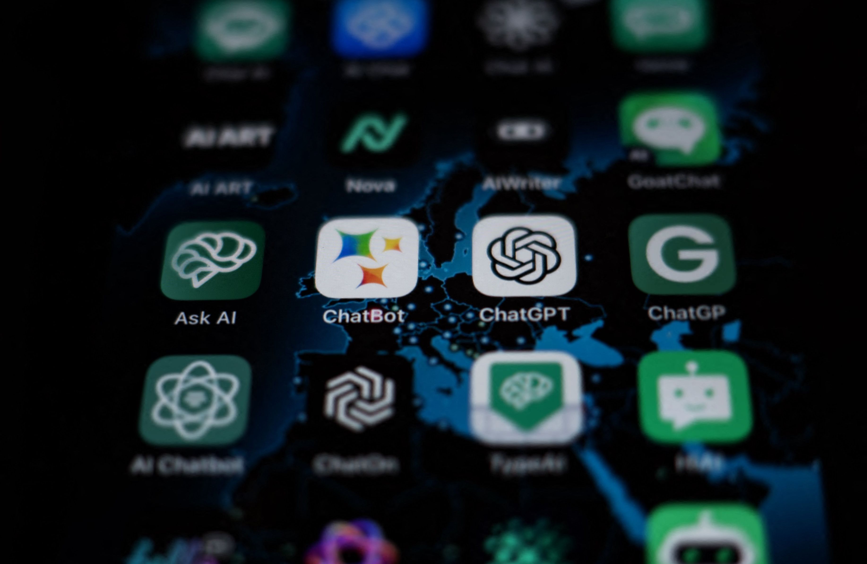 ekran smartfona z obrazkami - ikonami równych aplikacji posługujących się sztuczną inteligencją