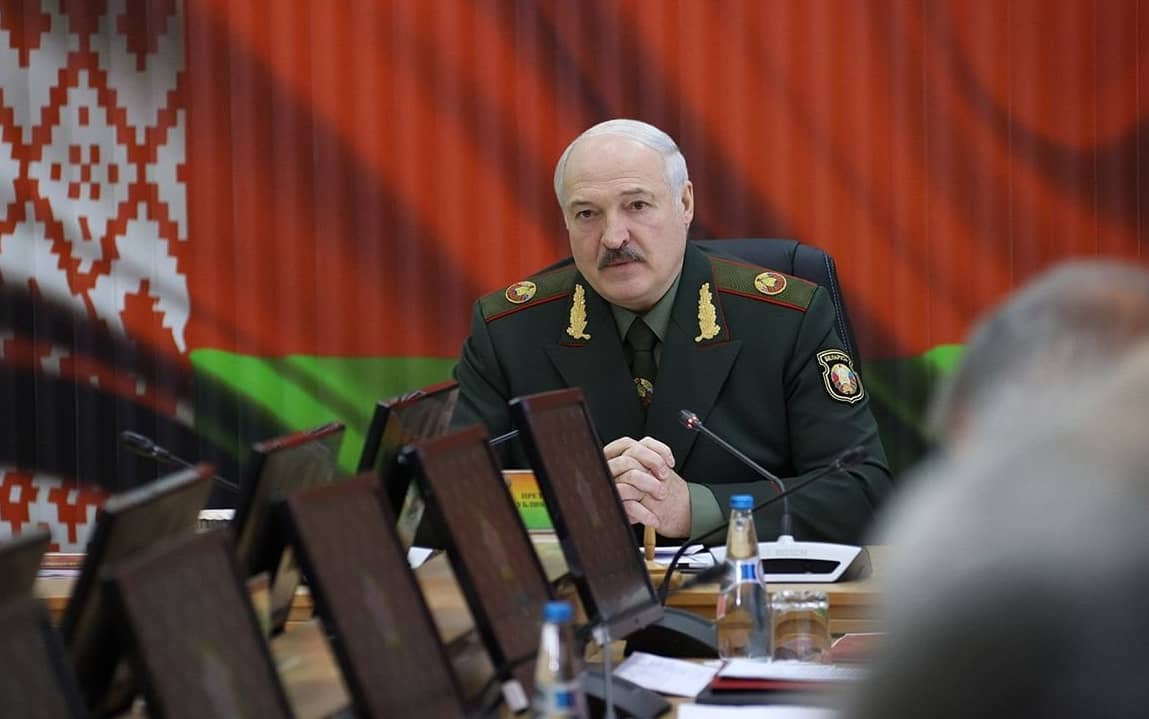 Grafika do artykułu Łukaszenka grozi: to nie koniec. Opowiada o tysiącach Afgańczyków pieszo zmierzających do Białorusi
