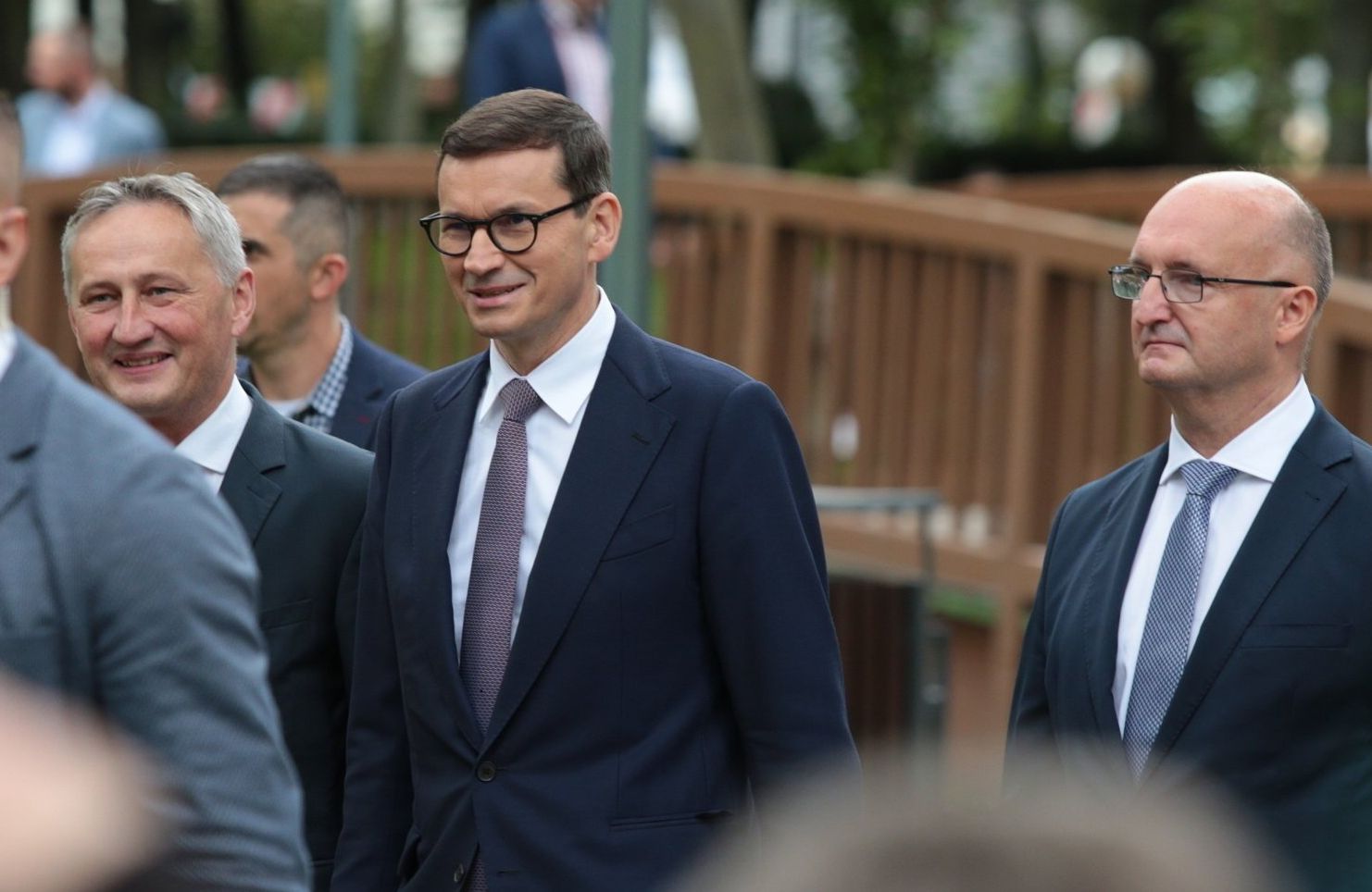 Grupa meżczyzn w tym Mateusz Morawiecki i Piotr Wawrzyk