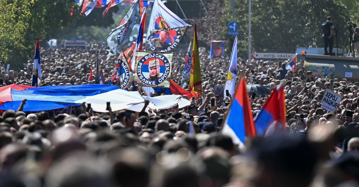 Tłumy na pogrzebie „kata Srebrenincy”