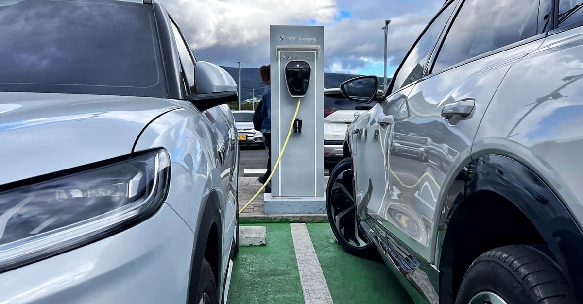 Kryzys, który zmieni transport na zawsze? Wojna w Iranie napędziła boom na auta elektryczne