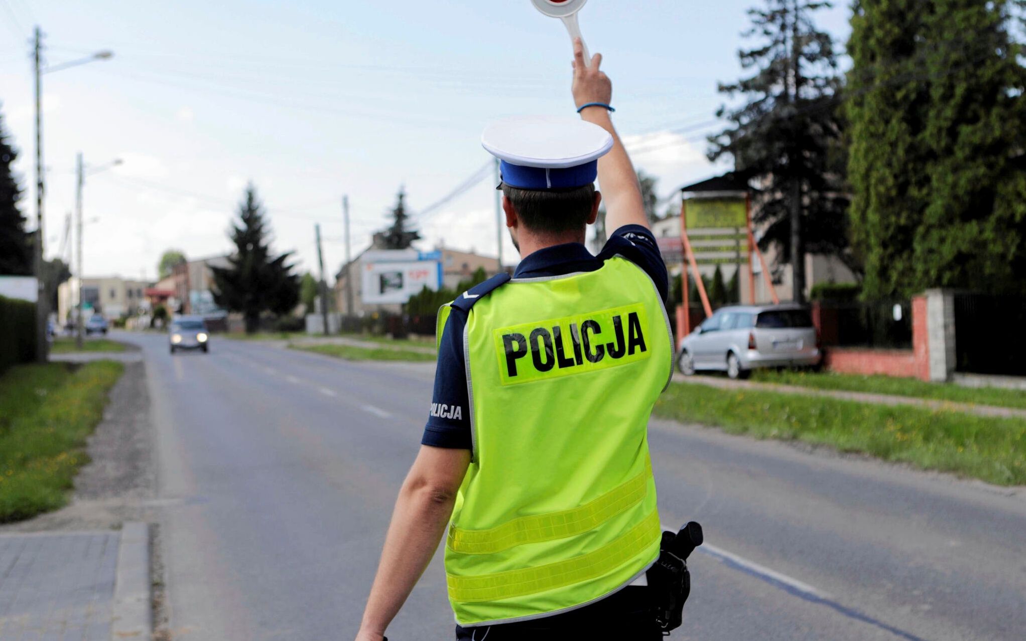 25.07.2018 Czestochowa, ulica Ludowa w Kiedrzynie. Wspolna akcja policji i miejscowego proboszcza parafii pw. sw. Brata Alberta Slawomira Wojtaszka. W dzien patrona kierowcow sw. Krzysztofa , przypominali kontrolowanym kierowcom o zasadach bezpiecznej jazdy i rozdawali obrazki z wizerunkiem sw. Krzysztofa i Matki Boskiej Czestochowskiej. Fot . Grzegorz Skowronek / Agencja Gazeta