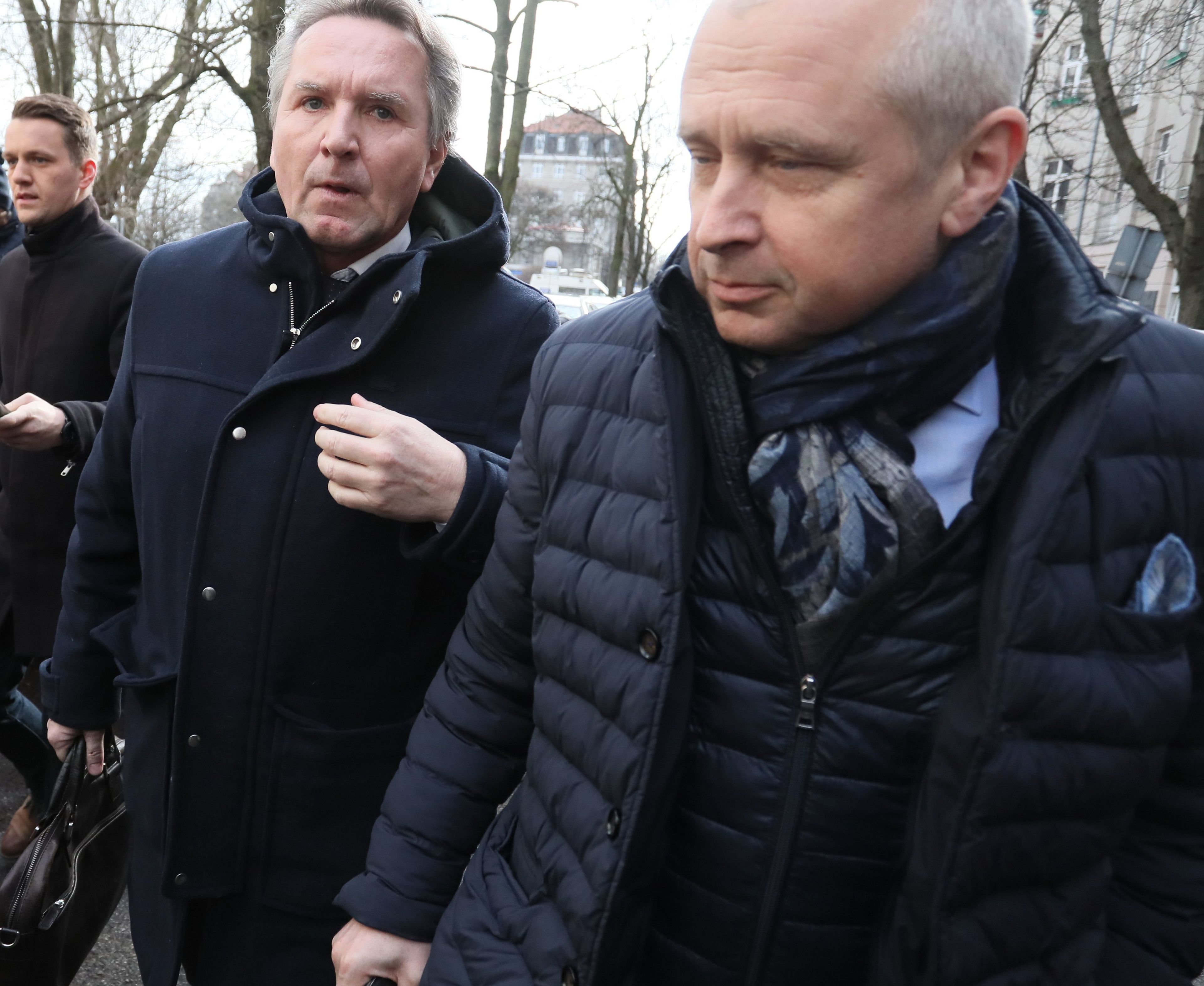 Biznesmen Gerald Birgfellner idzie ulicą, towarzyszy mu mecenas Jacek Dubois (z prawej)