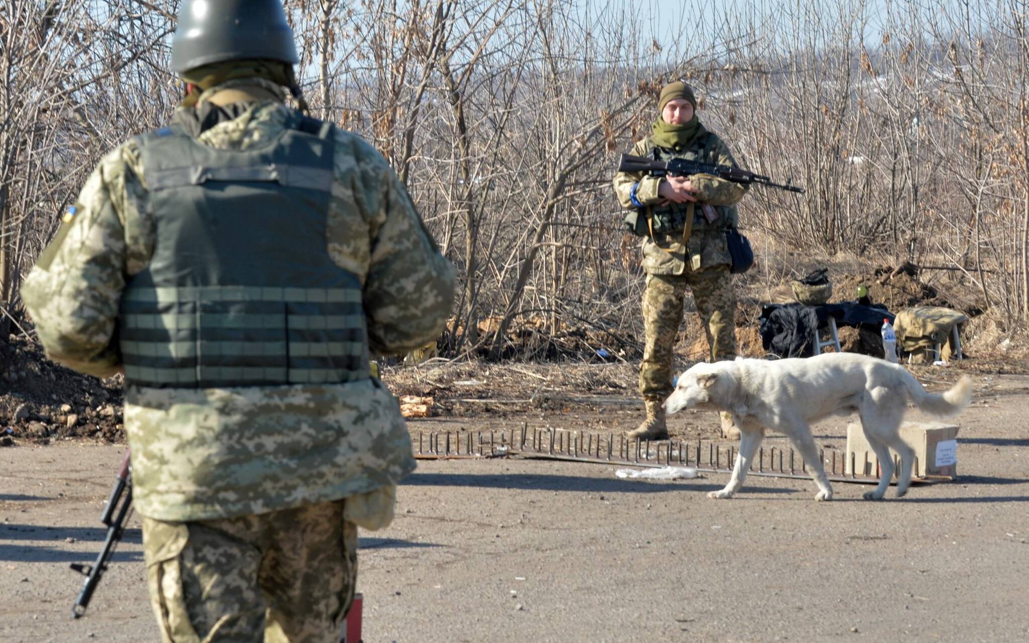 Servicemen of Ukrainian military forces stand guard at a checkpoint where they hold a position near Kharkiv on March 23, 2022. (Photo by Sergey BOBOK / AFP)