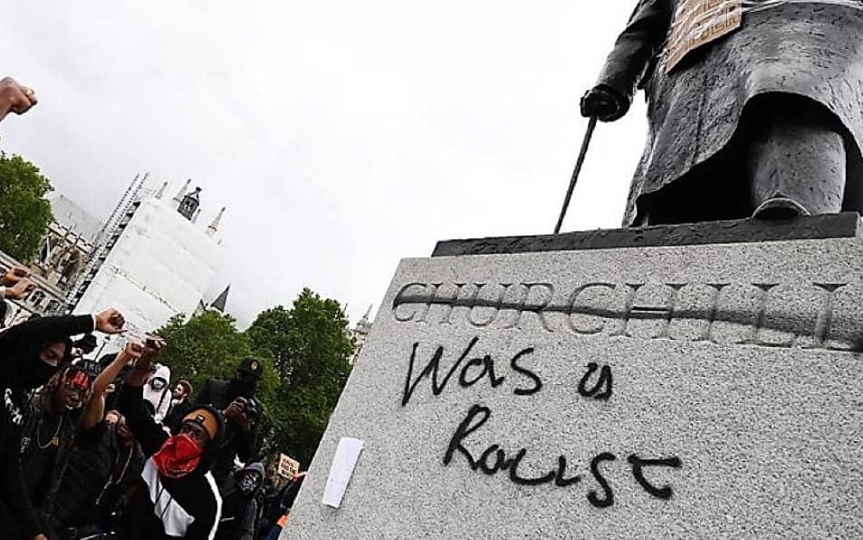 Grafika do artykułu Czy Churchill był rasistą? Demonstranci zaatakowali jego pomnik