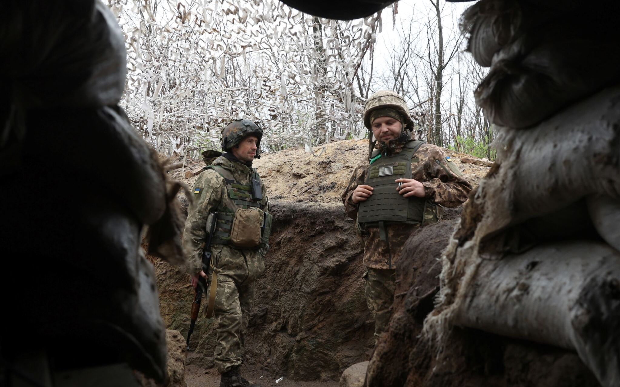 Ukrainian servicemen attend at their position not far from the town of New York, Donetsk region on April 14, 2022, amid Russian invasion of Ukraine. (Photo by Anatolii Stepanov / AFP)