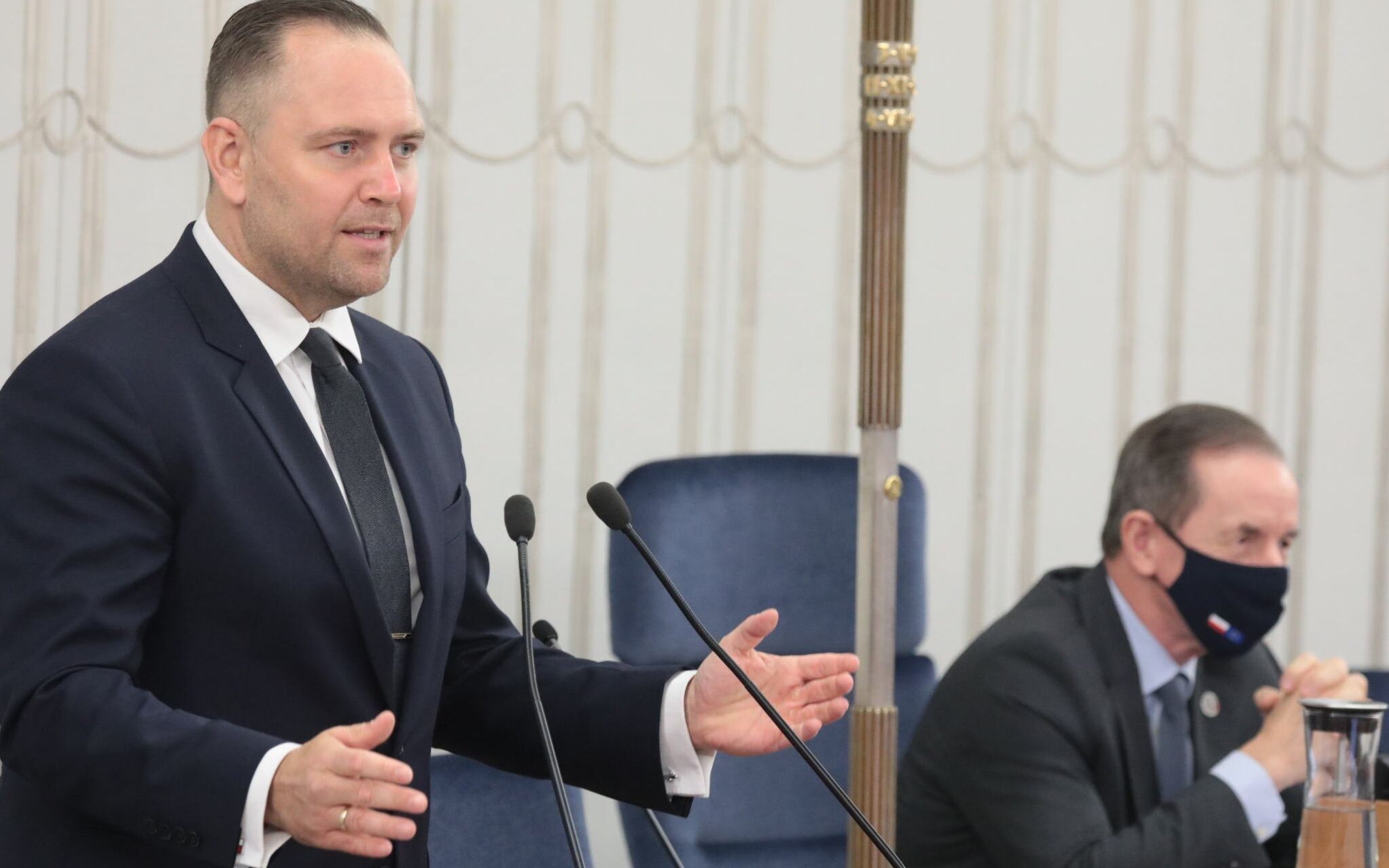 23.07.2021 Warszawa , ulica Wiejska . Senat 27 . posiedzenie Senatu X kadencji . Kandydat na stanowisko prezesa Instytutu Pamieci Narodowej , dyrektor Muzeum II Wojny Swiatowej Karol Nawrocki podczas wyrazenia zgody przez Senat na powolanie Karola Nawrockiego na stanowisko prezesa Insytutu Pamieci Narodowej .
Fot. Slawomir Kaminski / Agencja Gazeta