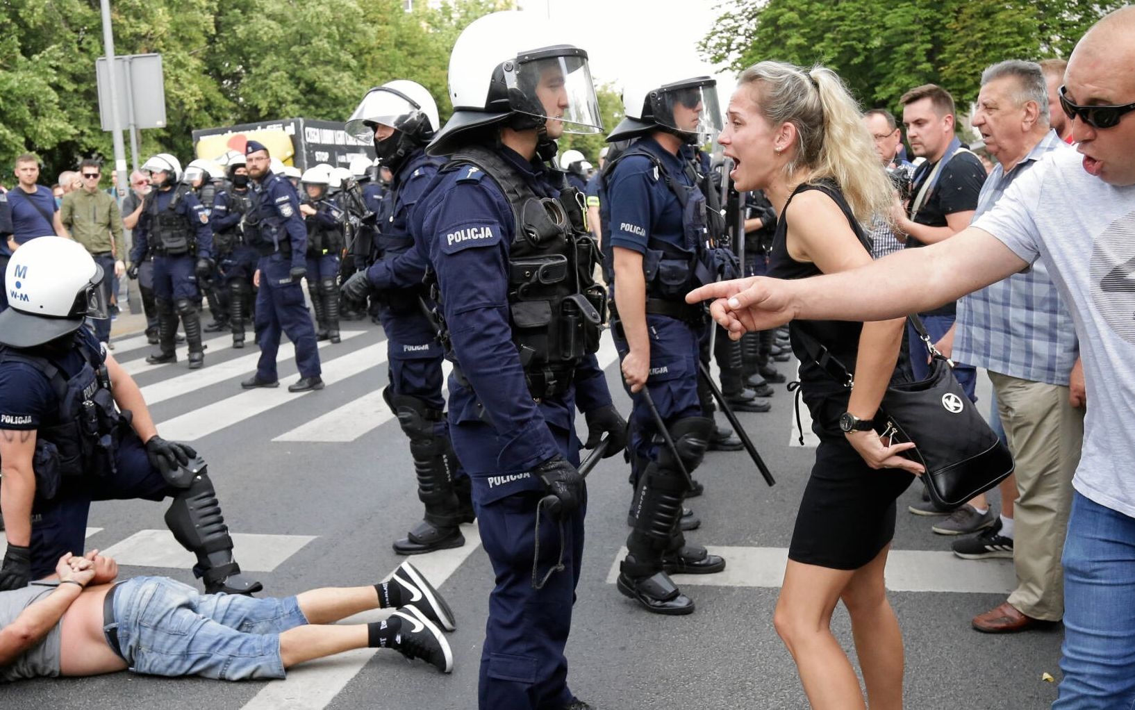 20.07.2019  Bialystok . Marsz rownosci zorganizowany przez stowarzyszenie Teczowy Bialystok . Starcia kiboli z policja , przeciwnicy marszu blokowali i przeszkadzali w przejsciu marszowi , ktory 3 razy zmienial trase . 
Fot. Agnieszka Sadowska/ Agencja Gazeta. *** Local Caption *** .