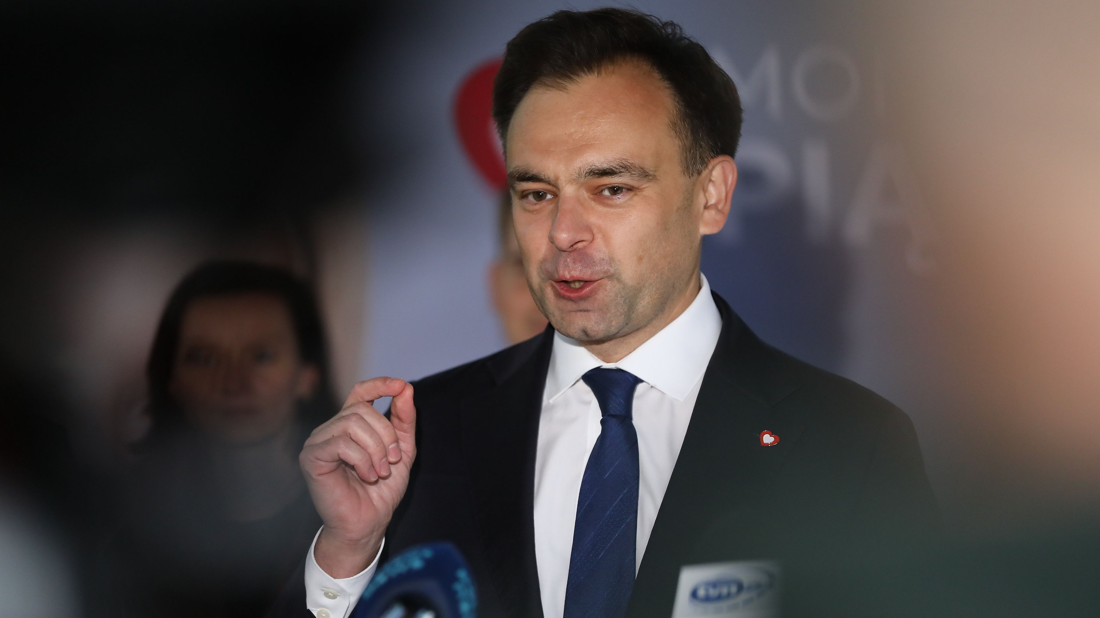 Uśmiechnięty mężczyzna w garniturze, biała koszula, krawat