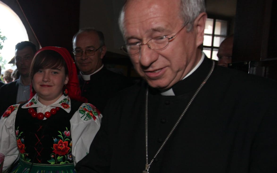 02.07.2010 LOWICZ , KANDYDAT NA URZAD PREZYDENTA RP , MARSZALEK BRONISLAW KOMOROWSKI PODCZAS SPOTKANIA Z BISKUPEM LOWICKIM ANDRZEJEM FELIKSEM DZIUBA W KAPLICY JEGO PRZODKA BISKUPA KOMOROWSKIEGO  , W OSTATNIM DNIU KAMPANII PREZYDENCKIEJ 2010.
FOT. RADOSLAW JOZWIAK / AGENCJA GAZETA