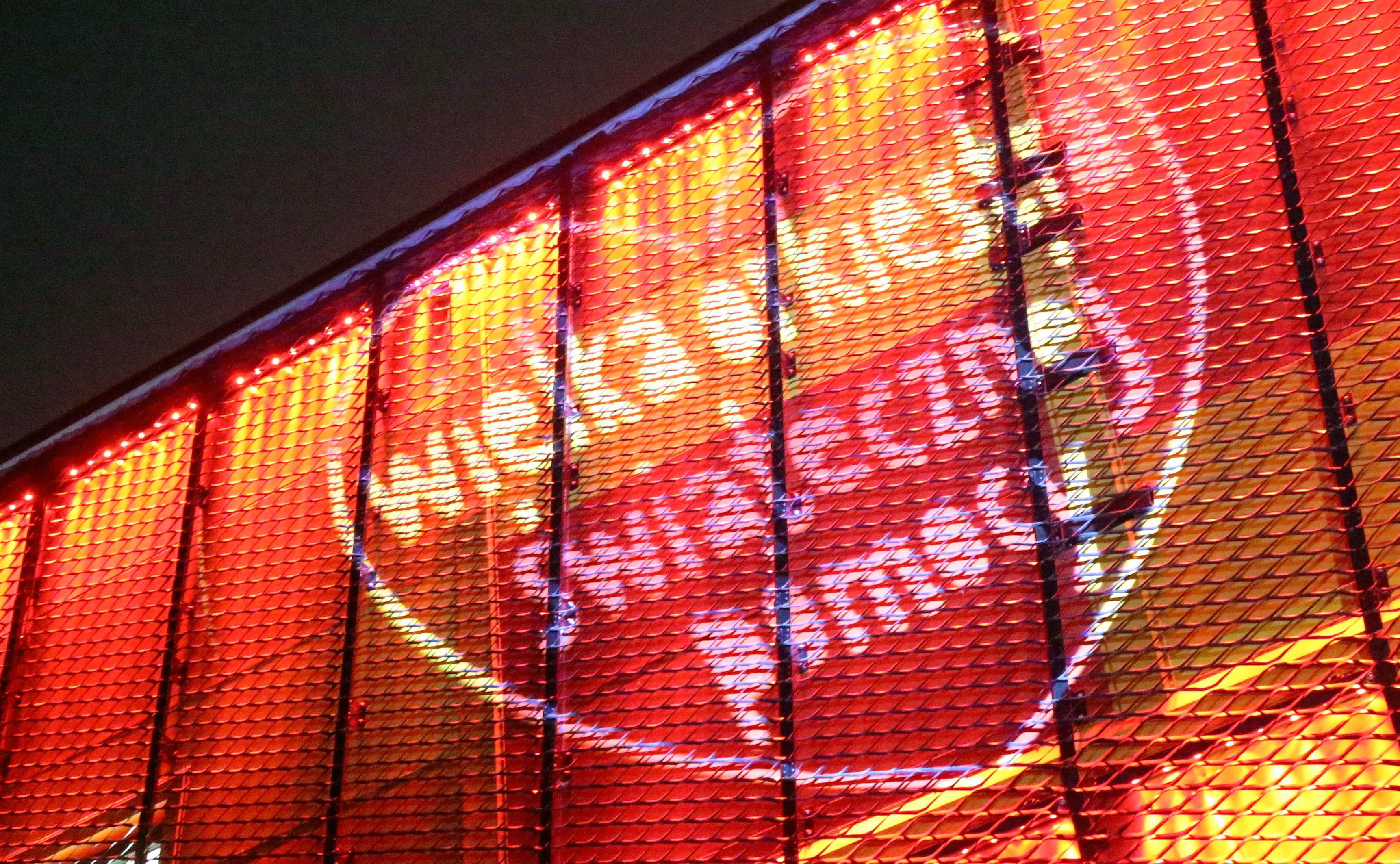 fasada budynku z kolorowym swietlny symbolem serca i napisem Wielka Orkiestra Świątecznej pomocy