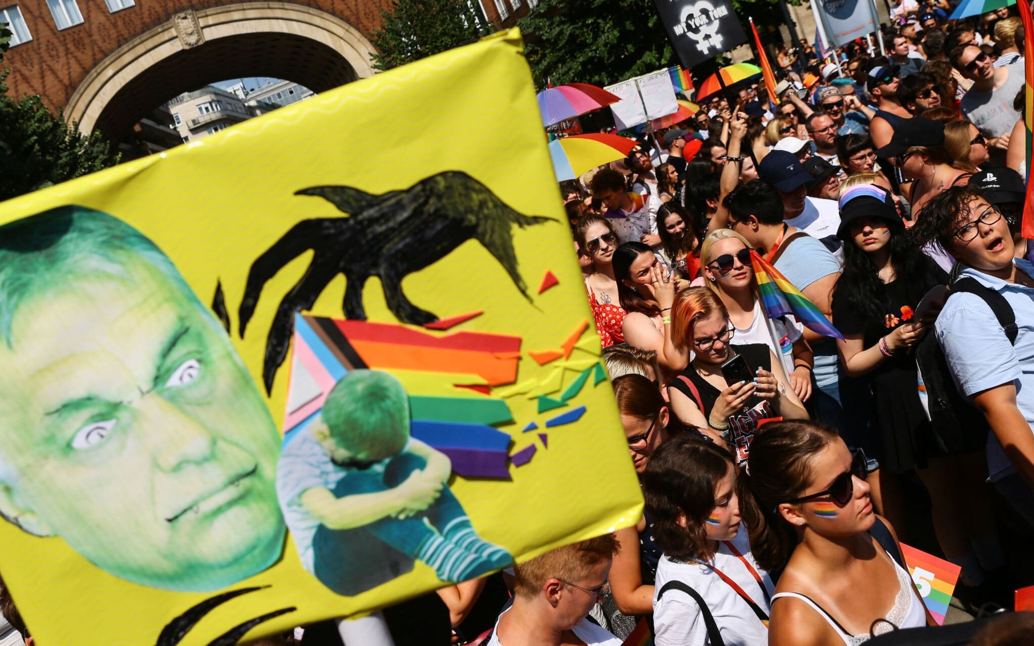 Grafika do artykułu „Mówili nam, że to niemożliwe". Jak organizacje społeczne wygrały referendum anty-LGBTQ na Węgrzech