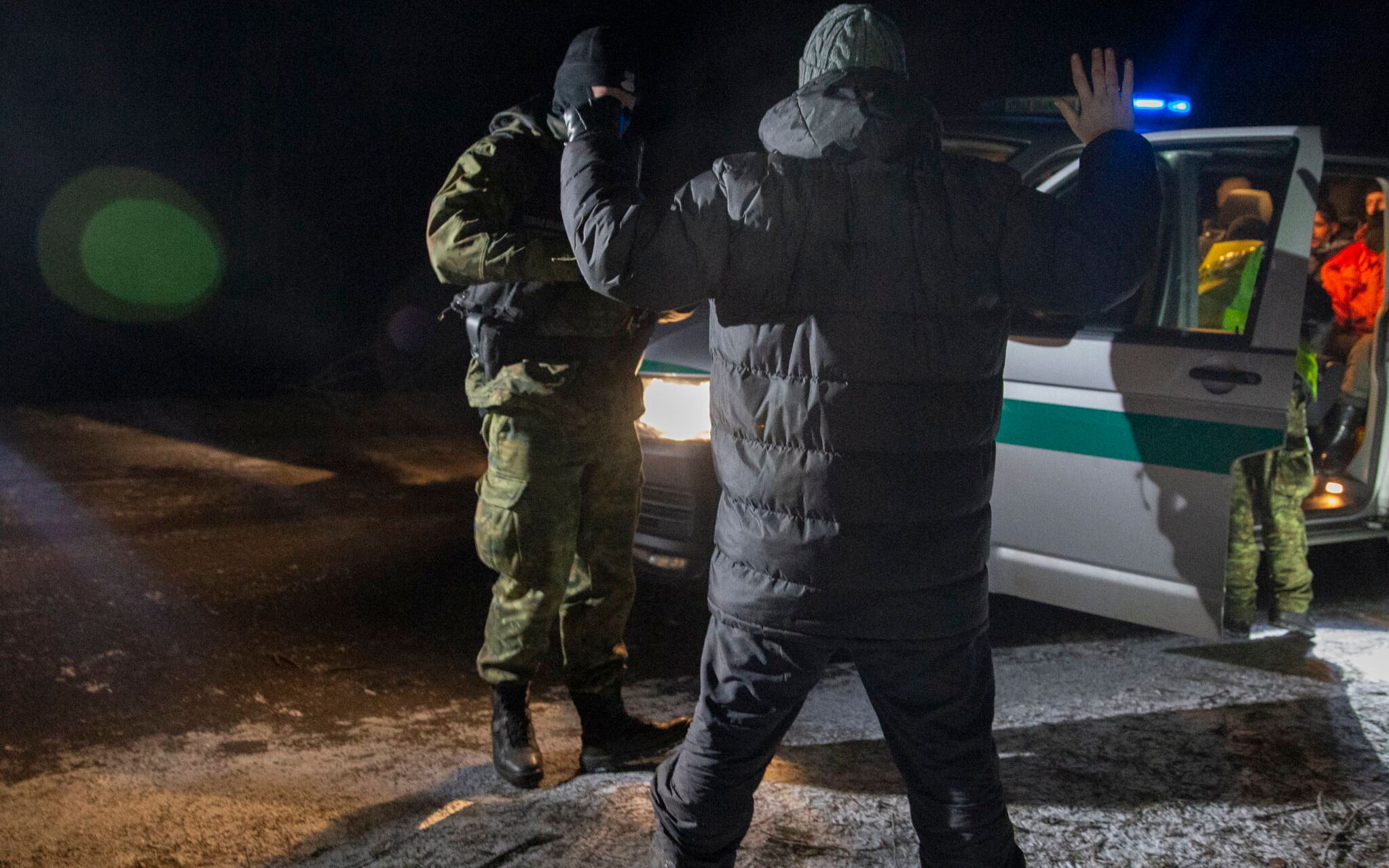 21.12.2021  Prety  - okolica , las miedzy Narewka a Siemianowka . Interwencja z udzialem uchodzcow , Strazy Granicznej i  wolontariuszy , czlonkow Grupy Granica . 6 osob - z Jemenu - Nabil  33 lata , z proteza jednej nogi , ktora stracil w wieku dzieciecym od wybuchu miny ;  Taman 43 lata z corka Rita 17 lat z Syrii , Munzer 25 latz Syrii ;  Ghith z Syrii 26 lat , Amar 48 lat z Iraku poprosili o azyla w Polsce , posiadali z MTPC interim , czyli dokument zakazujacy wywozki z powrotem na granice w ramach pushback .
Fot. Agnieszka Sadowska/ Agencja Wyborcza.pl. *** Local Caption *** .