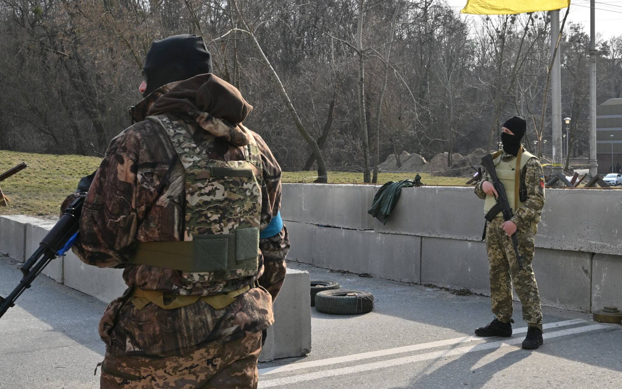 Ukrainian soldiers stand guard at a checkpoint in the outskirt of Kyiv on March 28, 2022. (Photo by Sergei SUPINSKY / AFP)
