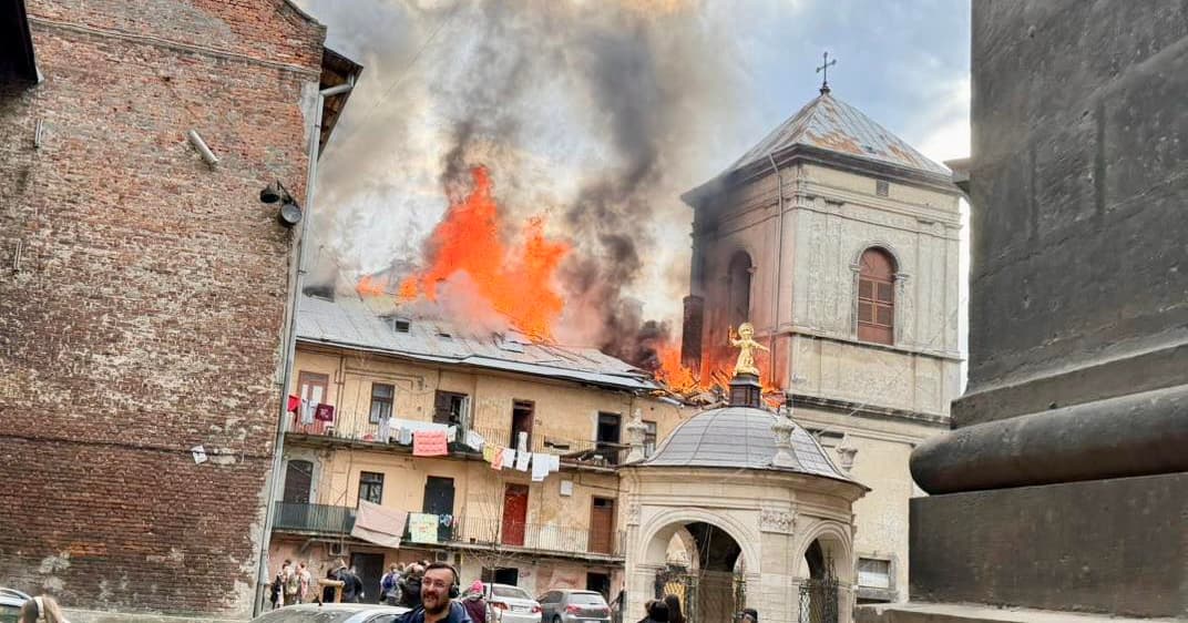 Rosyjskie drony zaatakowały Lwów. Trafiły w zabytkowy budynek koło Bernardynów