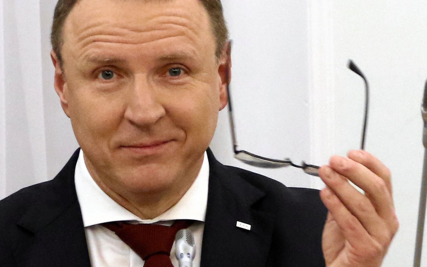 Jacek Kurski z okularami w ręku