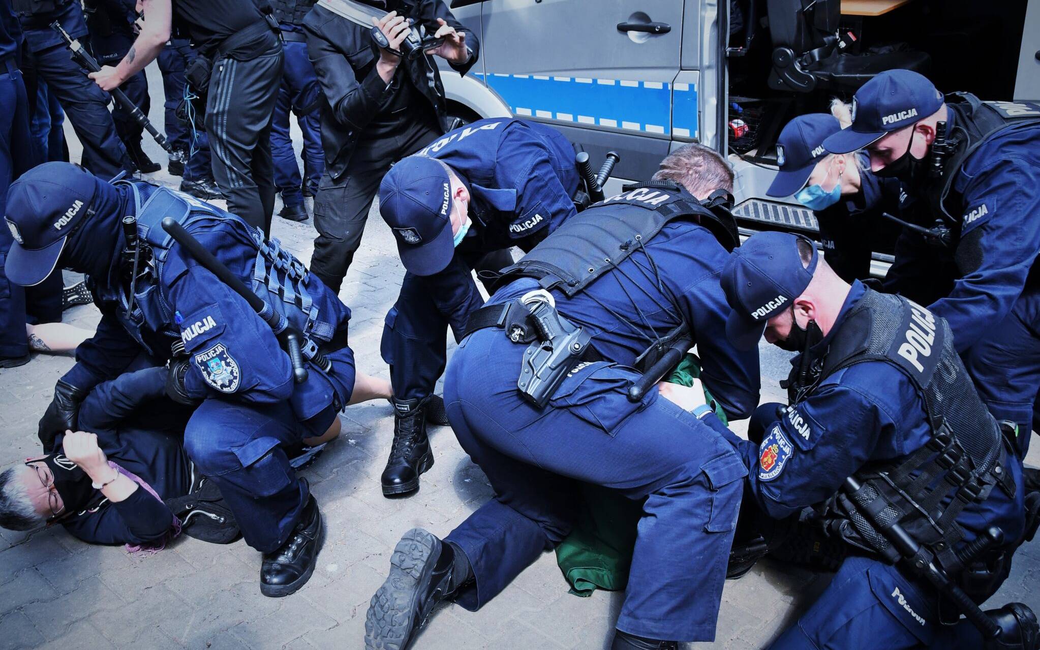 Grafika do artykułu Policja znęca się nad Babcią Kasią. I tańczy krakowiaka z reporterem OKO.press