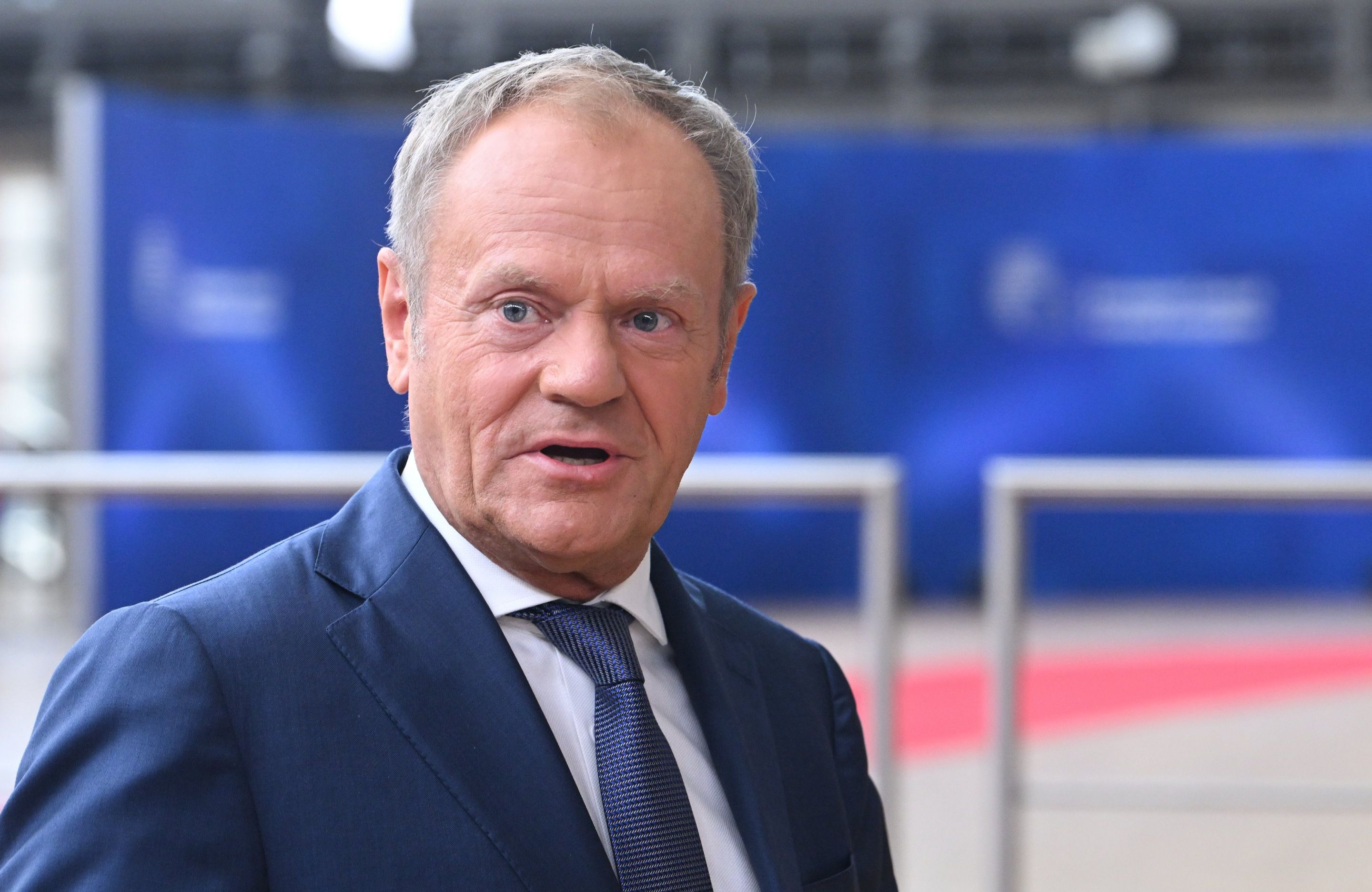 Donald Tusk podczas rozmowy z mediami tuż przed rozpoczęciem szczytu UE 27 czerwca 2024 w Brukseli