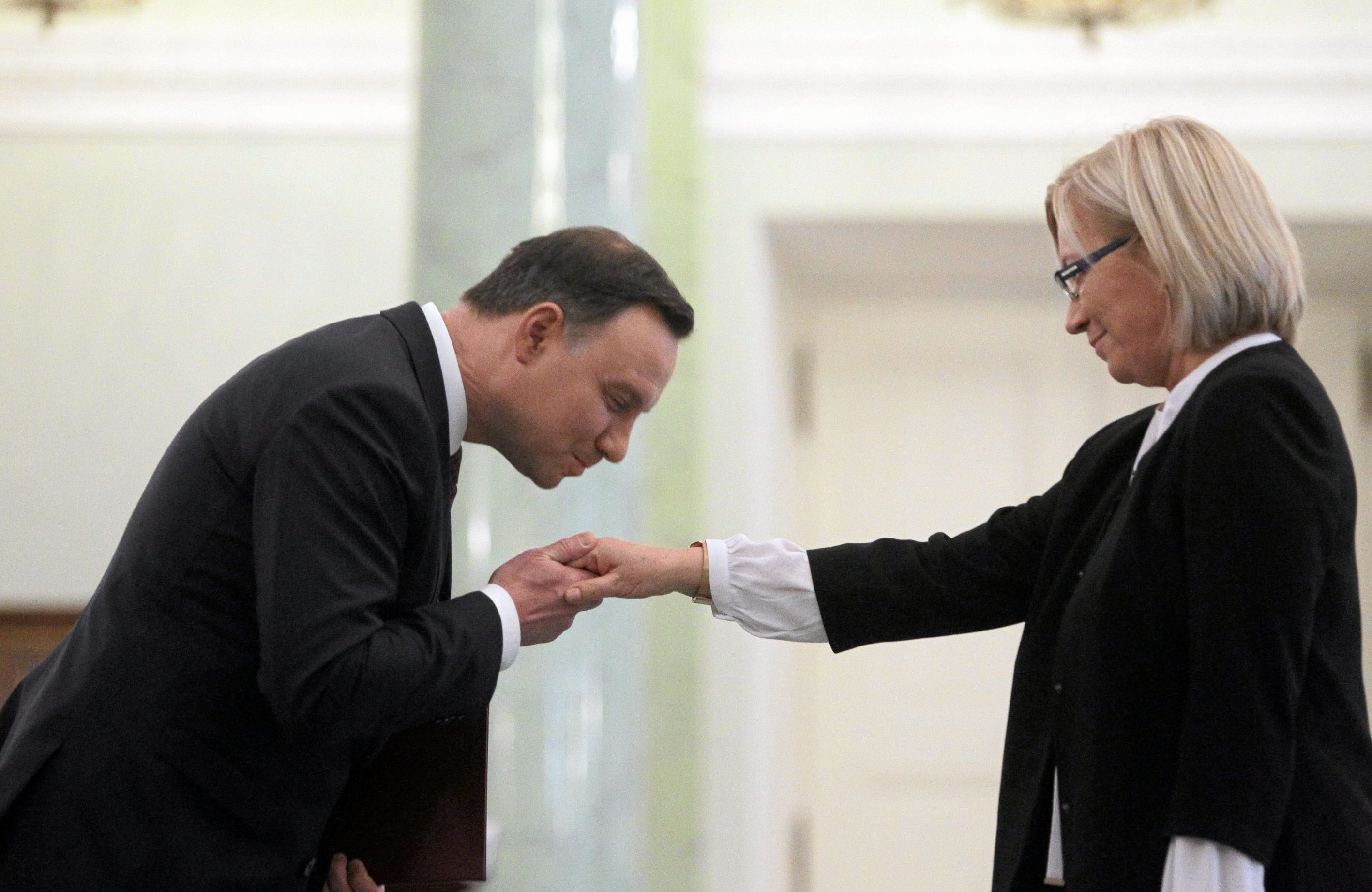 Andrzej Duda całuje Julię Przyłębską w rękę
