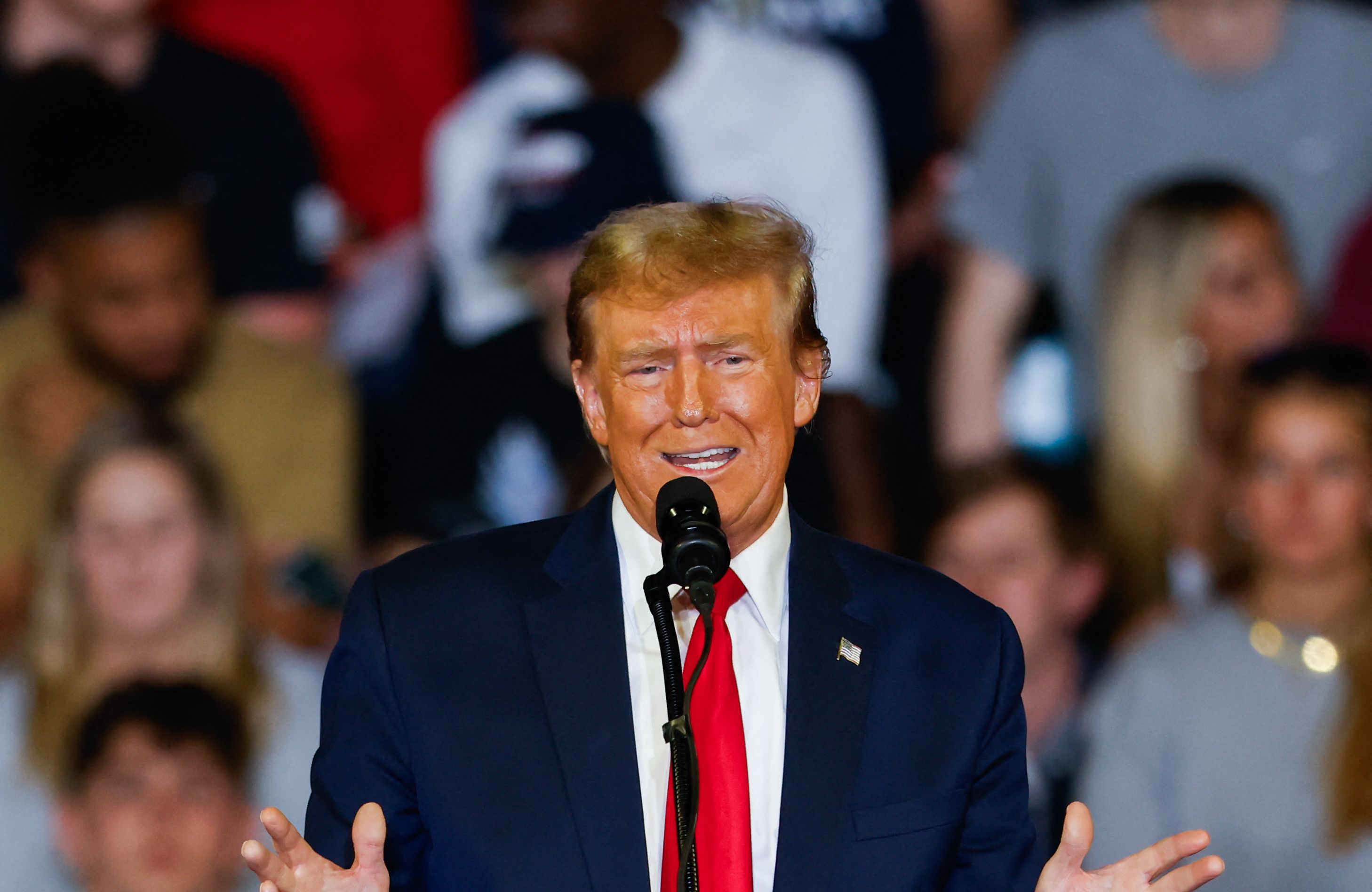 Donald Trump na wiecu za mównicą