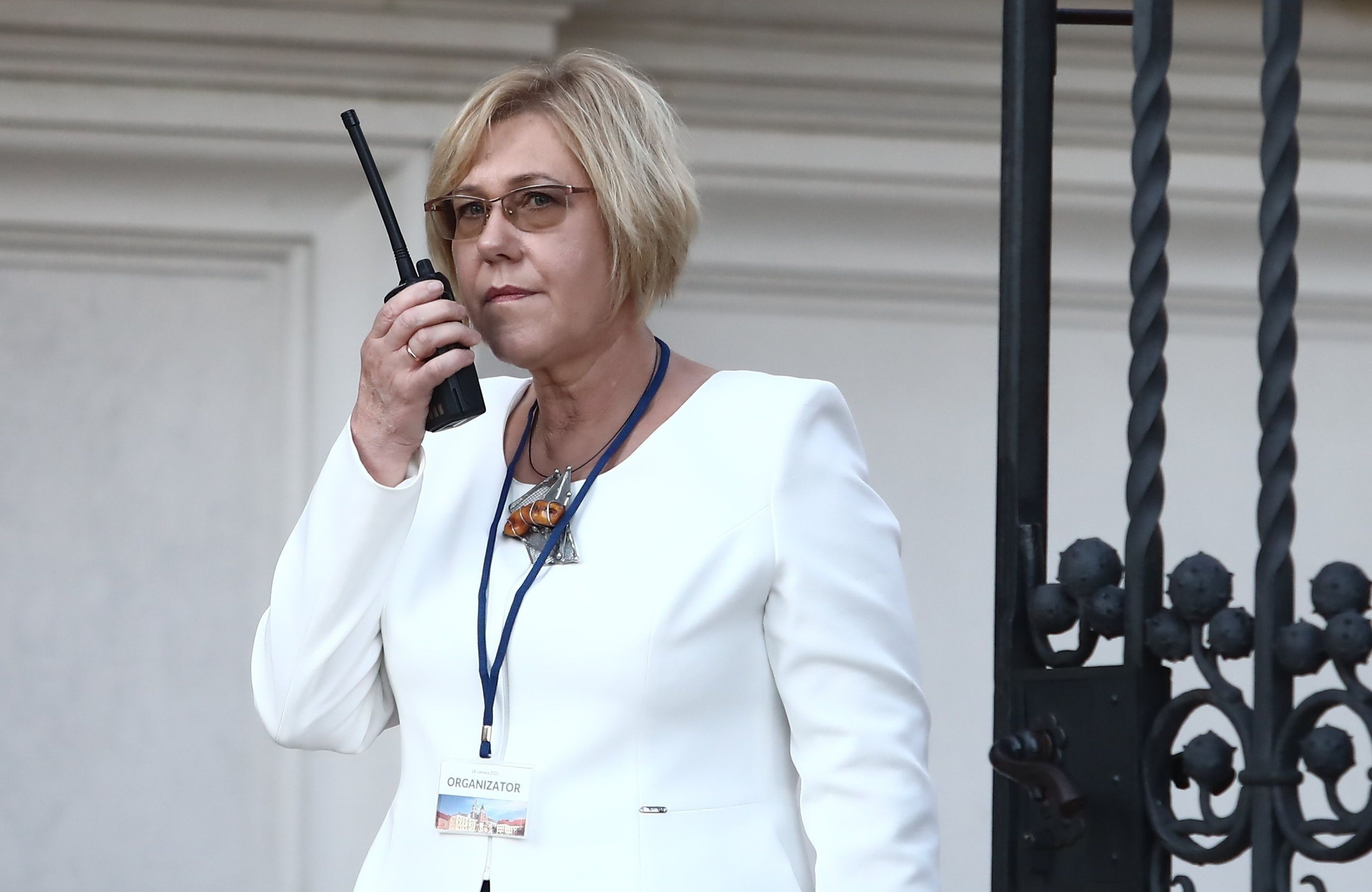 barbara nowak w białym garniturze z krótkofalówką