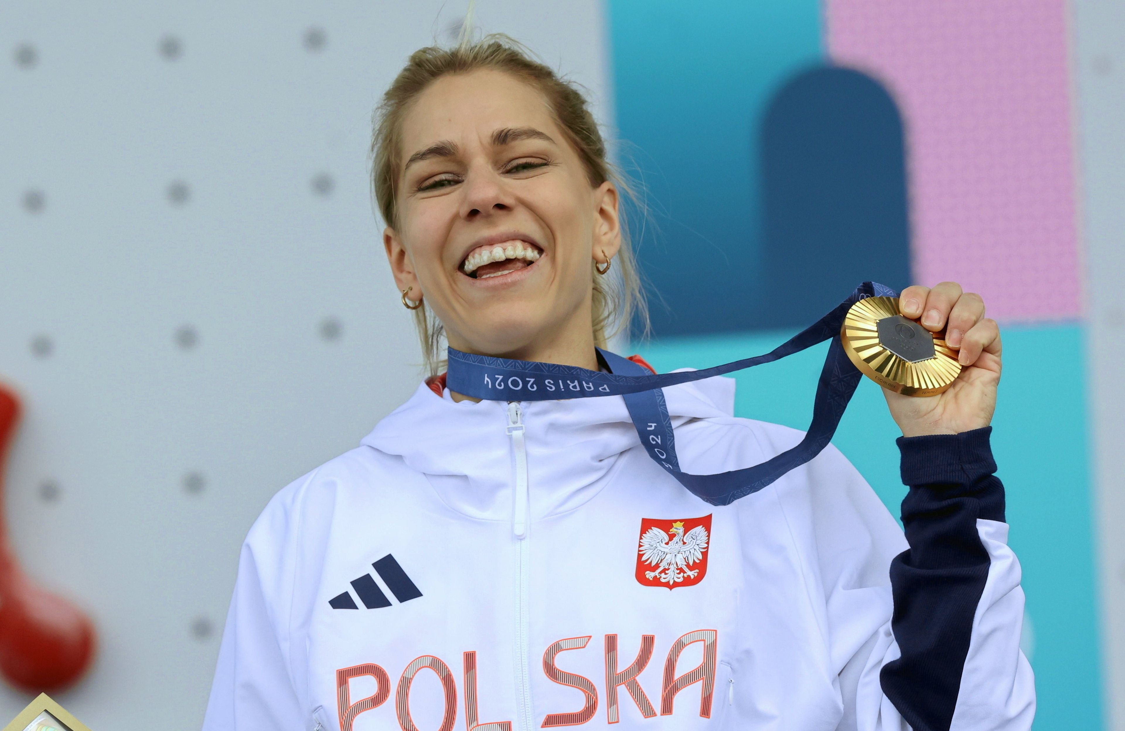 aleksandra mirosław, blondynka w dresie, ze złotym medalem