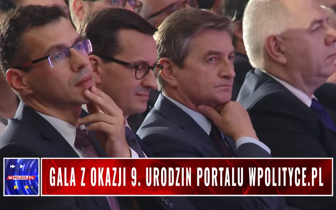 Grafika do artykułu Morawiecki o Karnowskich: "Przyjaciele wolnego słowa". I reklam spółek skarbu państwa