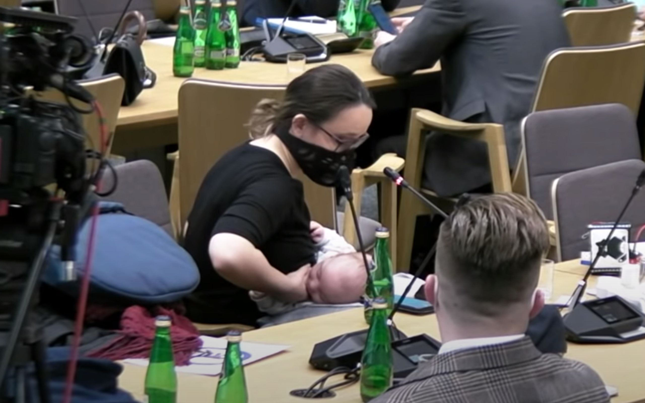 Grafika do artykułu Posłanka karmiąca piersią przywraca opiekuńczość i czułość w sferze publicznej