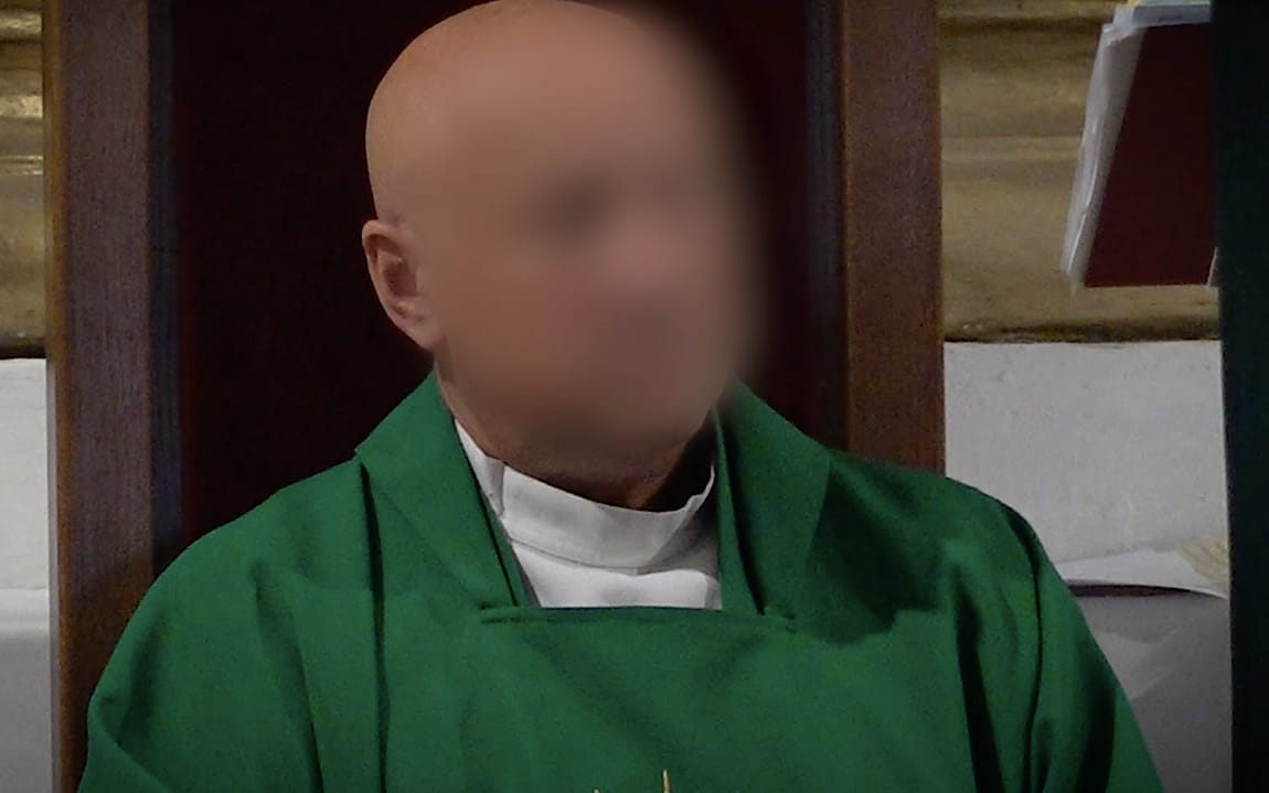 Grafika do artykułu Po tekstach OKO.press duchowni oskarżani o molestowanie ministrantów tracą posady