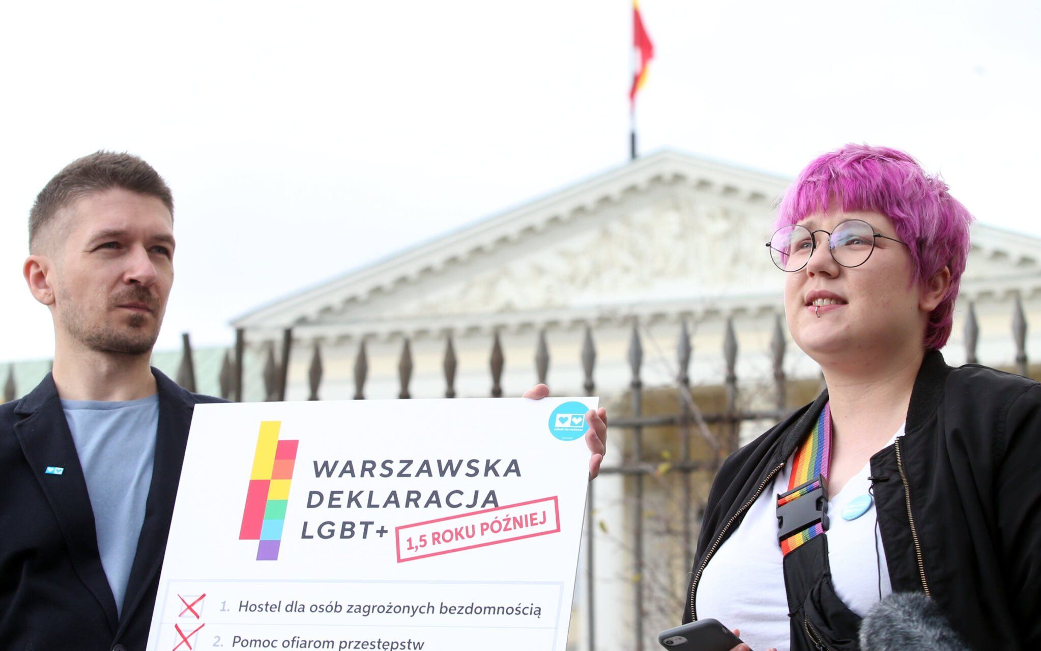 17.09.2020  Warszawa . Ola Kaczorek (P) i Hubert Sobecki (L) podczas konferencji przed brama stolecznego Ratusza stowarzyszenia Milosc Nie Wyklucza podsumowujaca prace nad wdrozeniem  Warszawskiej Deklaracji LGBT+  . 
Fot . Kuba Atys / Agencja Gazeta